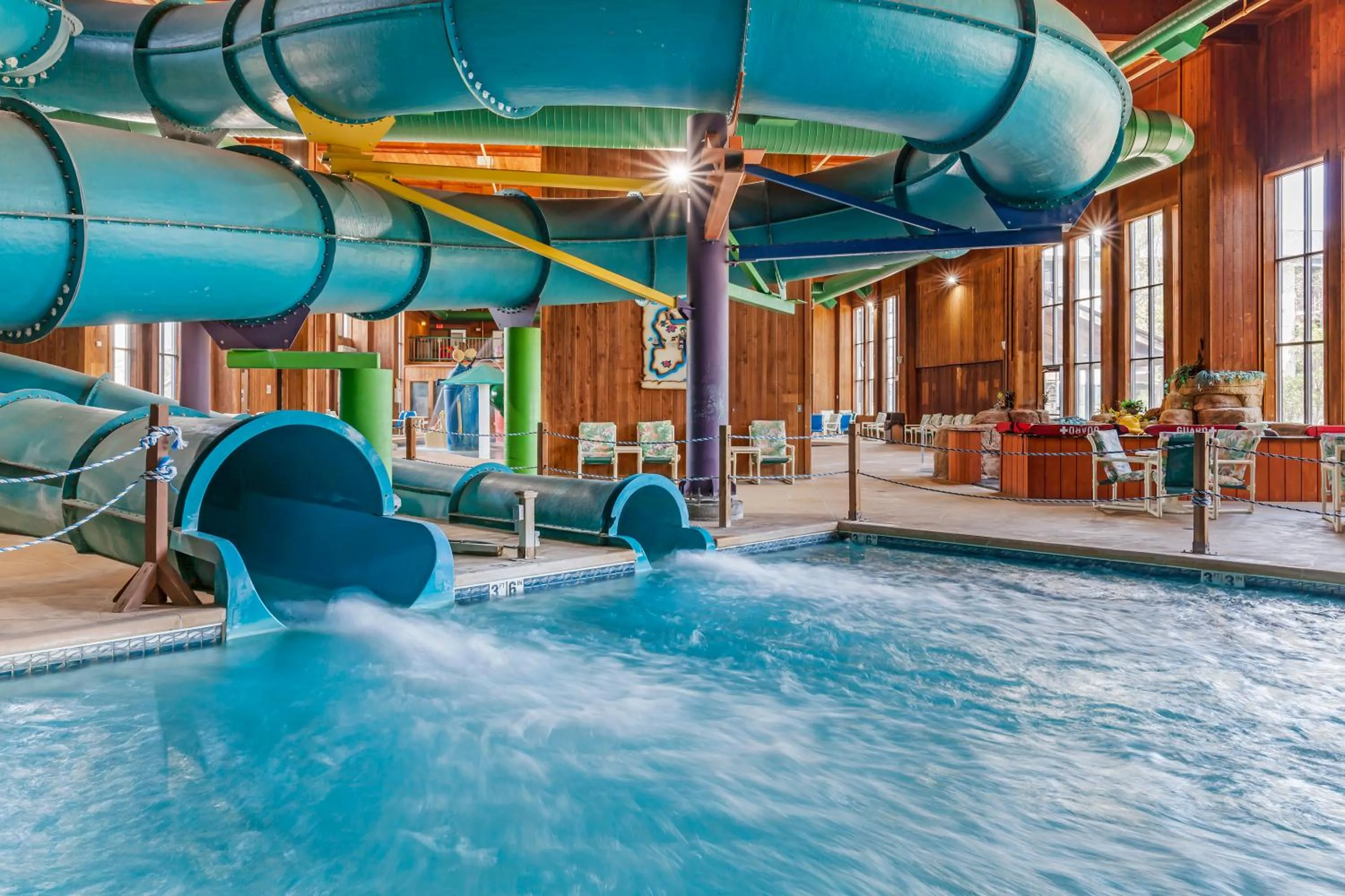 Swimming pool in Polynesian Hotel & Suites