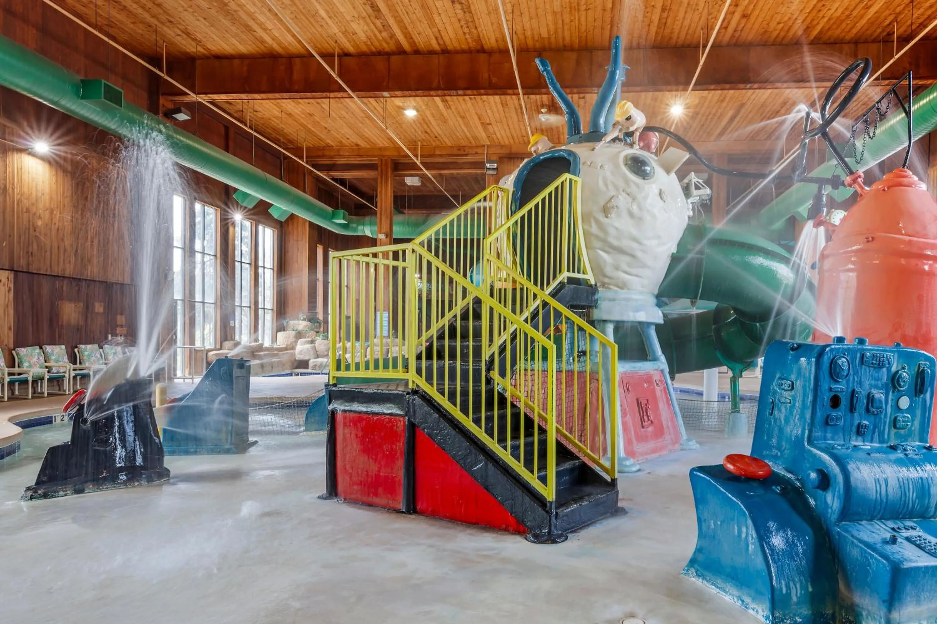 Swimming pool in Polynesian Hotel & Suites