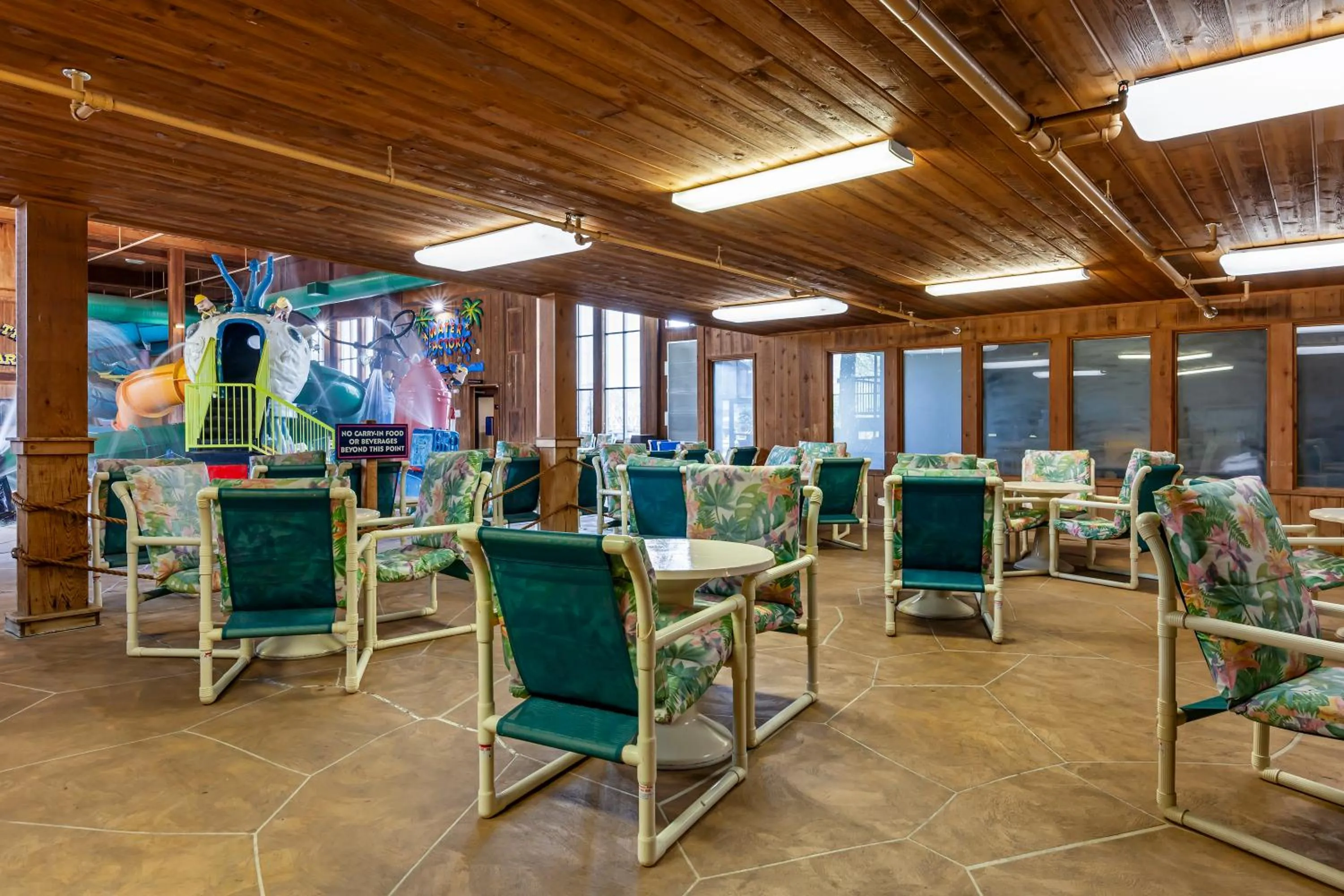 Swimming pool in Polynesian Hotel & Suites