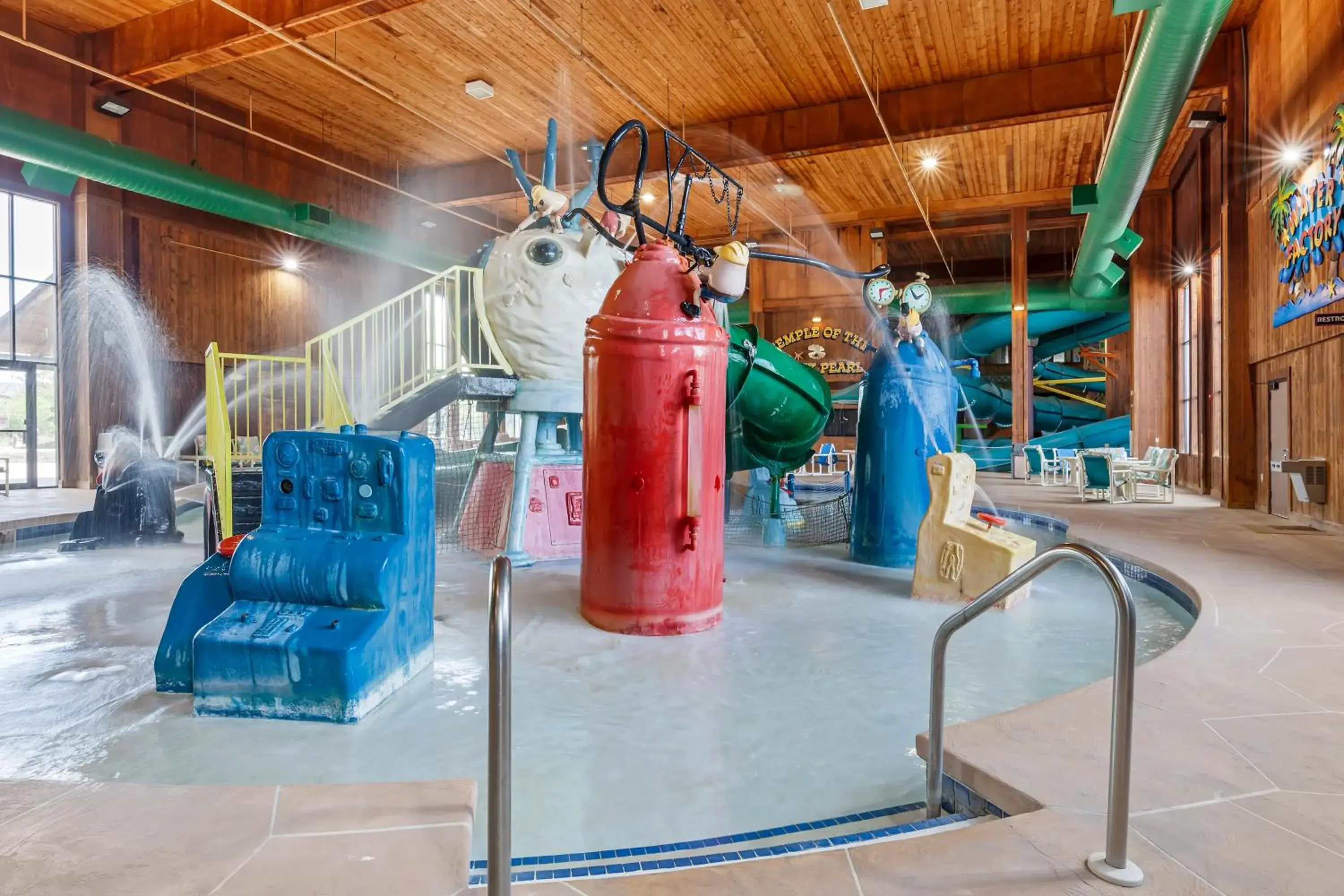 Swimming pool in Polynesian Hotel & Suites Swimming pool in Polynesian Hotel & Suites