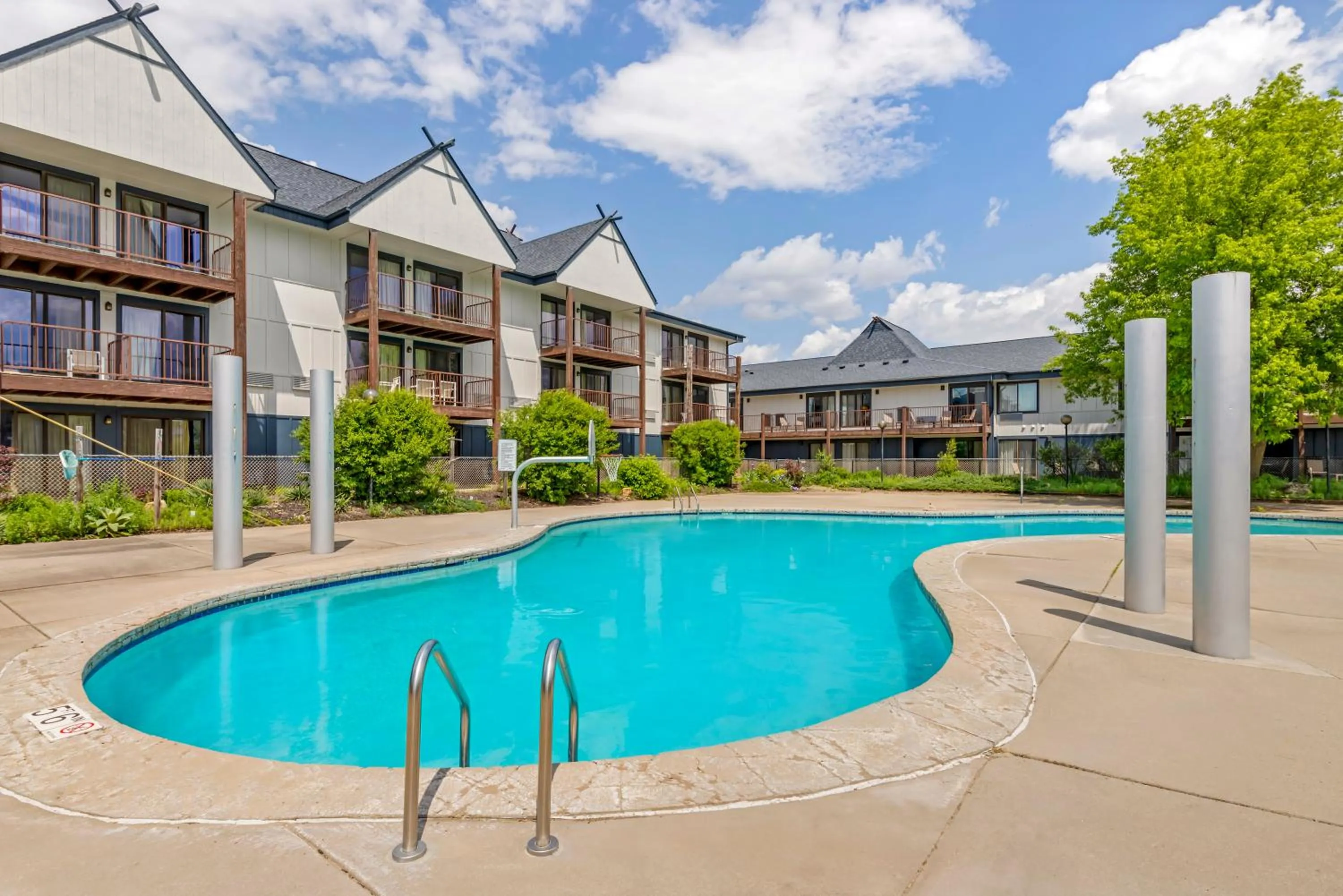 Swimming pool in Polynesian Hotel & Suites