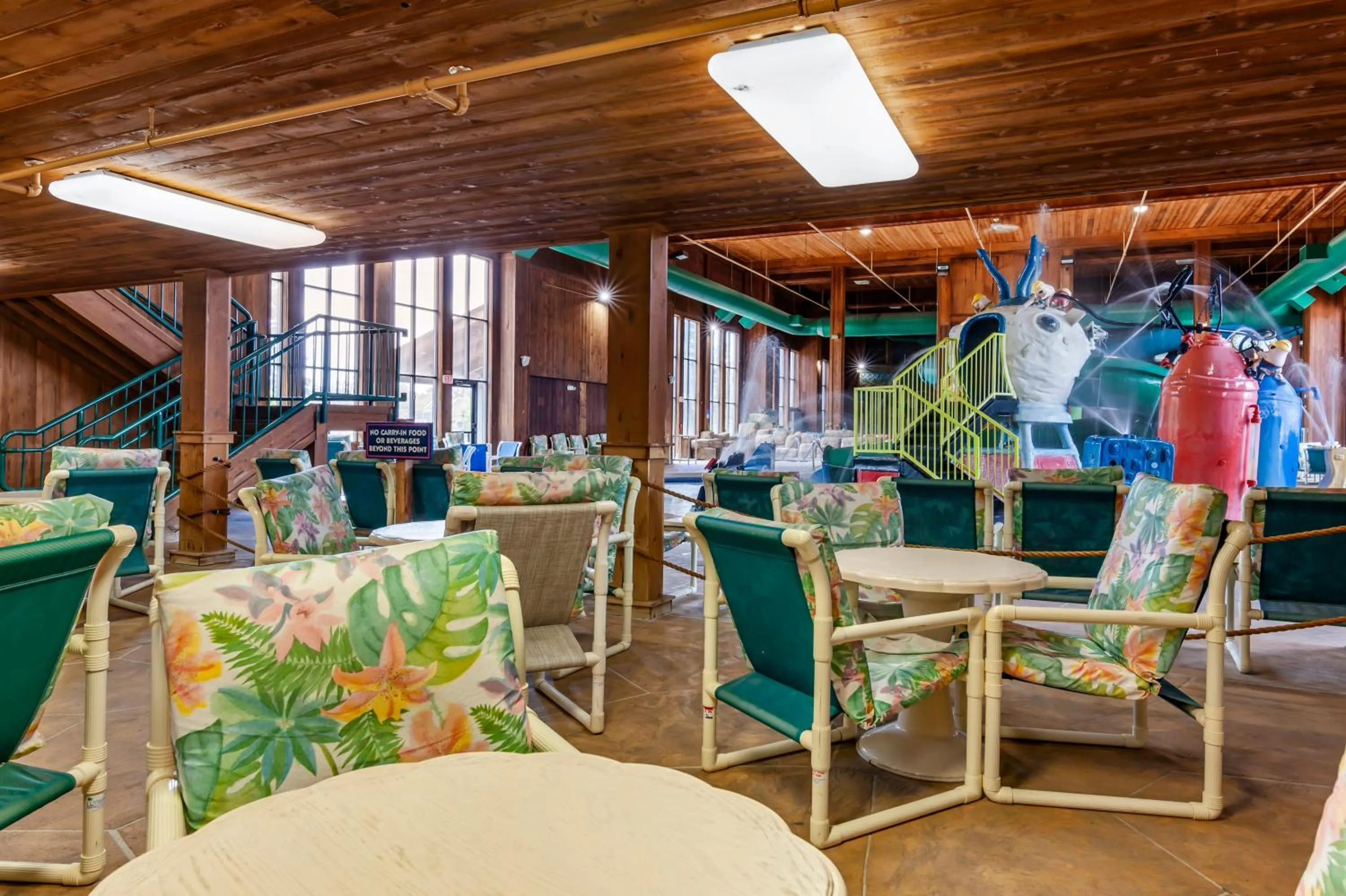 Swimming pool in Polynesian Hotel & Suites