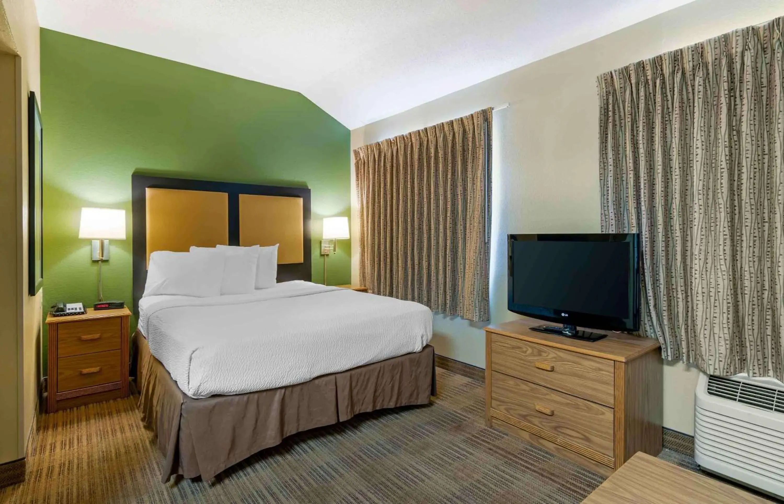 Bedroom, Bed in Extended Stay America Suites - Kansas City - Airport - Tiffany Springs Bedroom, Bed in Extended Stay America Suites - Kansas City - Airport - Tiffany Springs