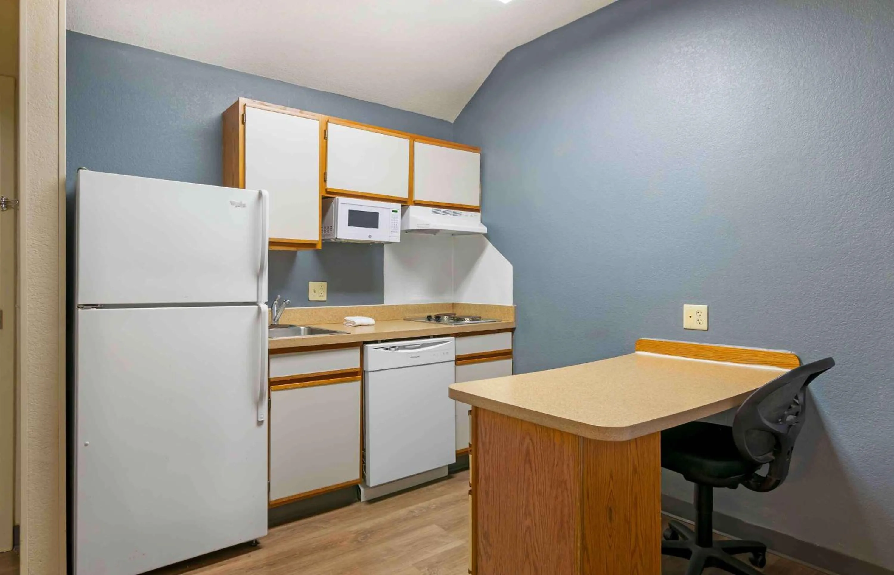 Kitchen or kitchenette in Extended Stay America Suites - Kansas City - Airport - Tiffany Springs