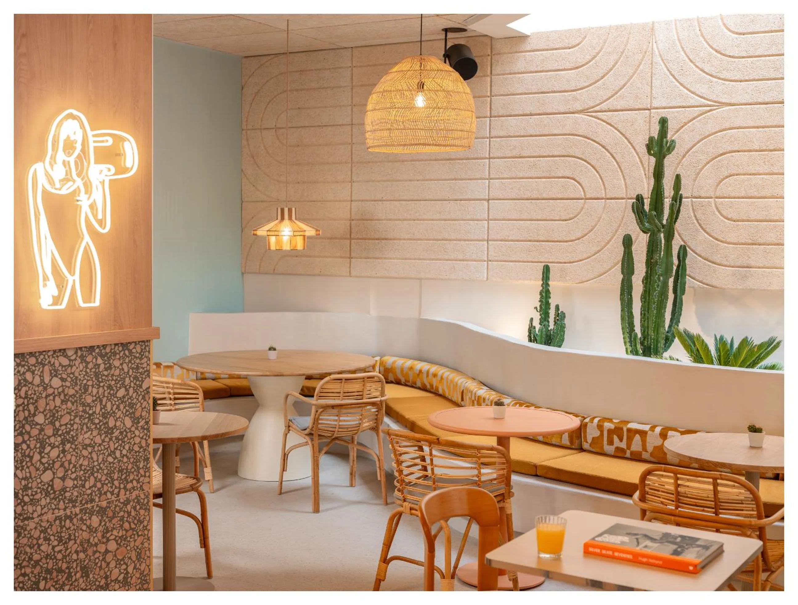 Restaurant/places to eat in Nice Pam Hotel