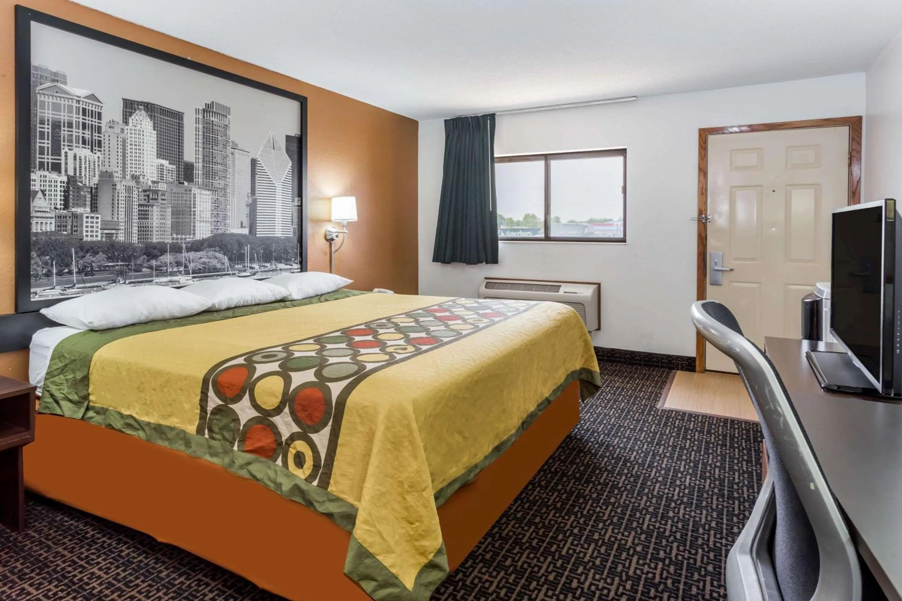 Photo of the whole room, Bed in Super 8 by Wyndham Dixon