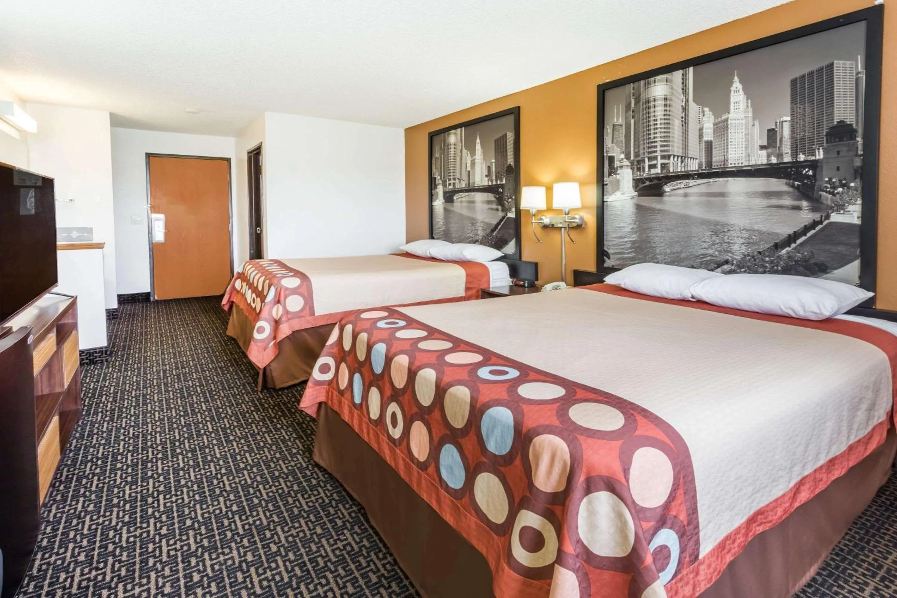 Photo of the whole room, Bed in Super 8 by Wyndham Dixon