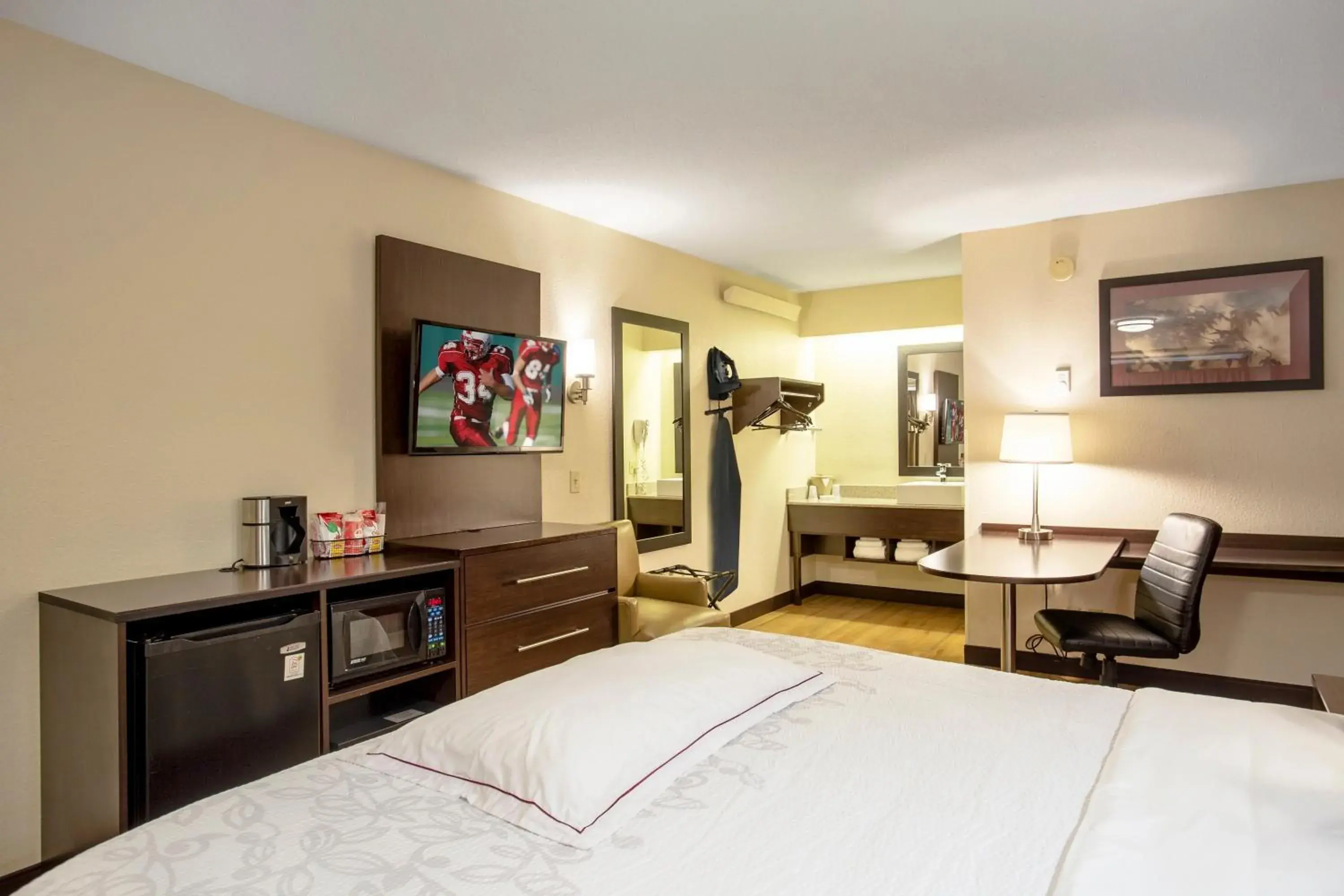 Photo of the whole room, Bed in Red Roof Inn PLUS+ Chicago - Willowbrook Photo of the whole room, Bed in Red Roof Inn PLUS+ Chicago - Willowbrook