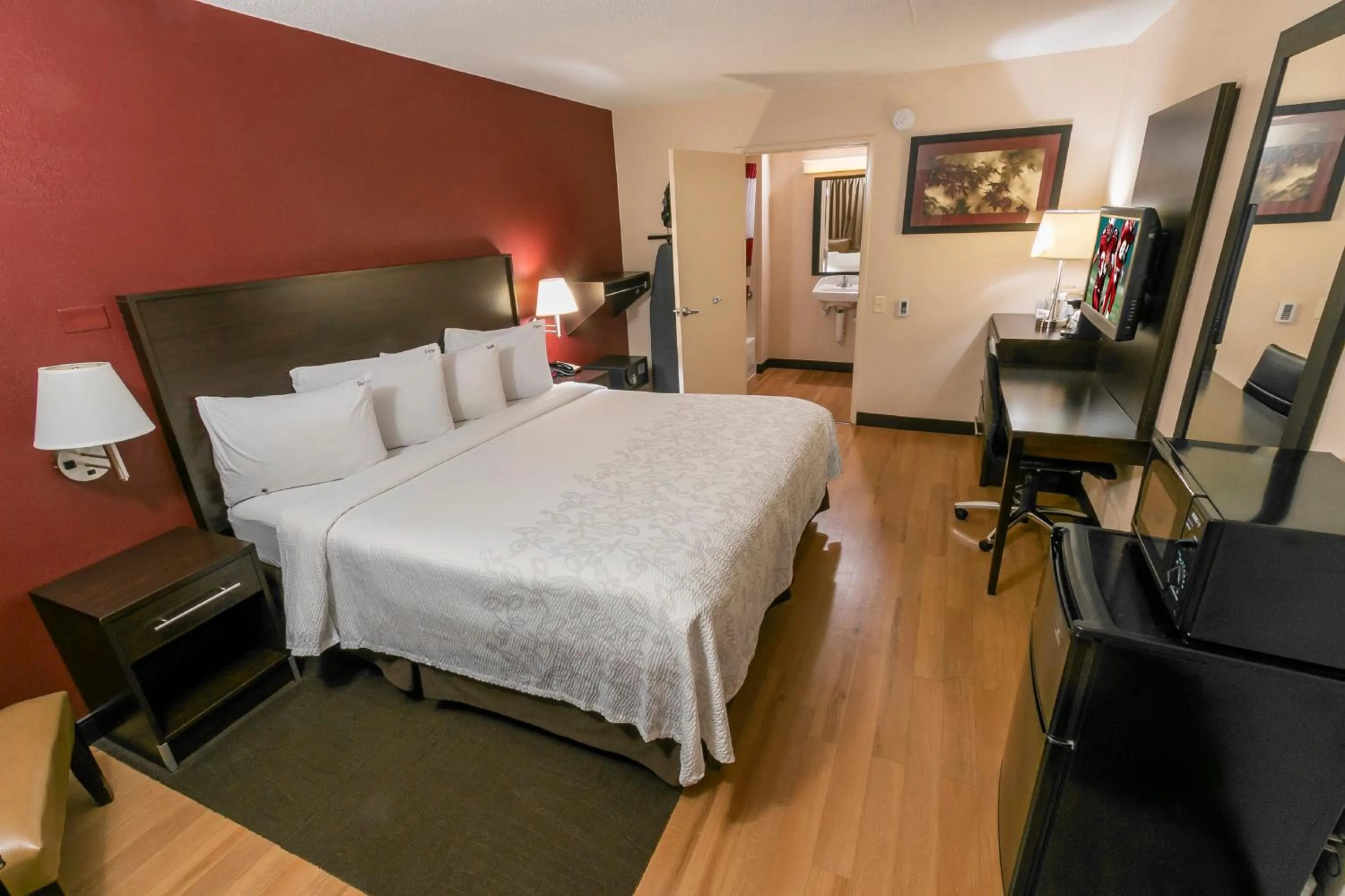 Photo of the whole room, Bed in Red Roof Inn PLUS+ Chicago - Willowbrook