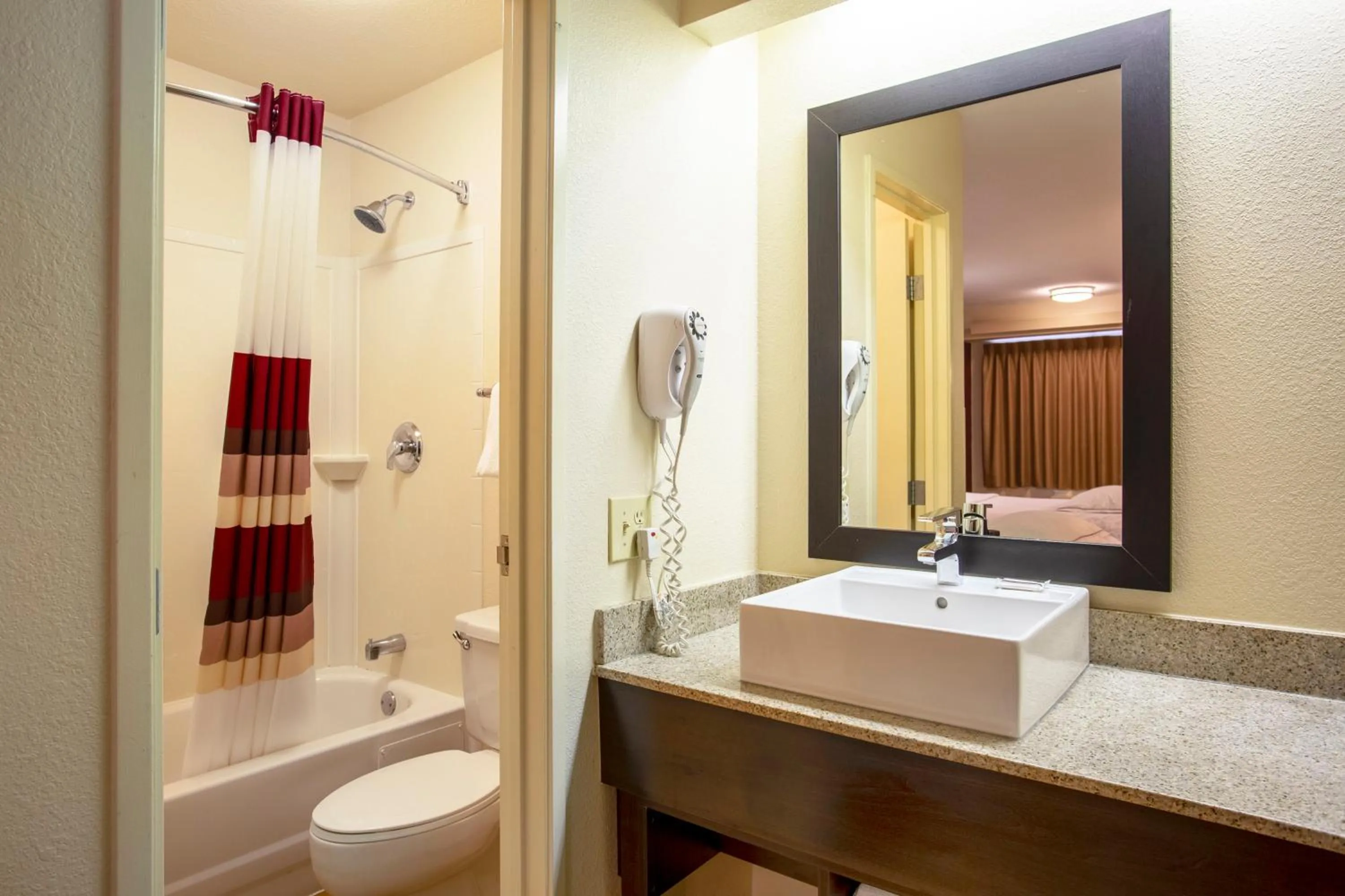 Bathroom in Red Roof Inn PLUS+ Chicago - Willowbrook