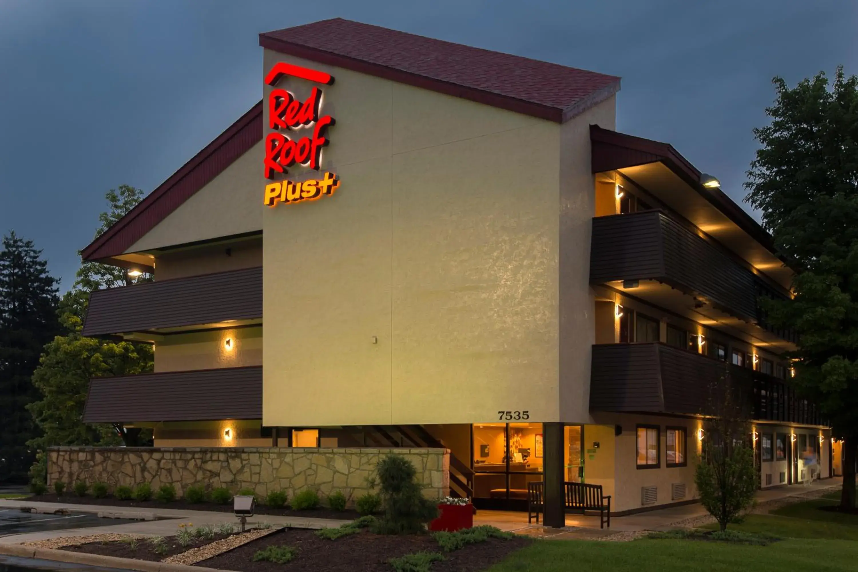 Property building in Red Roof Inn PLUS+ Chicago - Willowbrook Property building in Red Roof Inn PLUS+ Chicago - Willowbrook