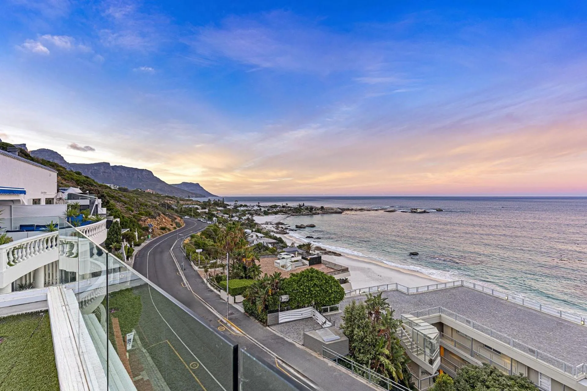 Clifton YOLO Spaces - Clifton Beachfront Penthouse