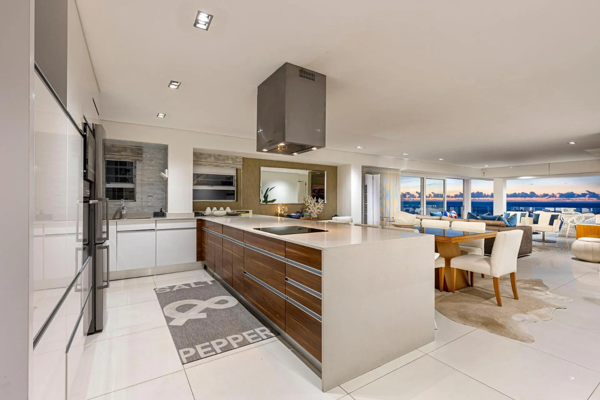 Clifton YOLO Spaces - Clifton Beachfront Penthouse