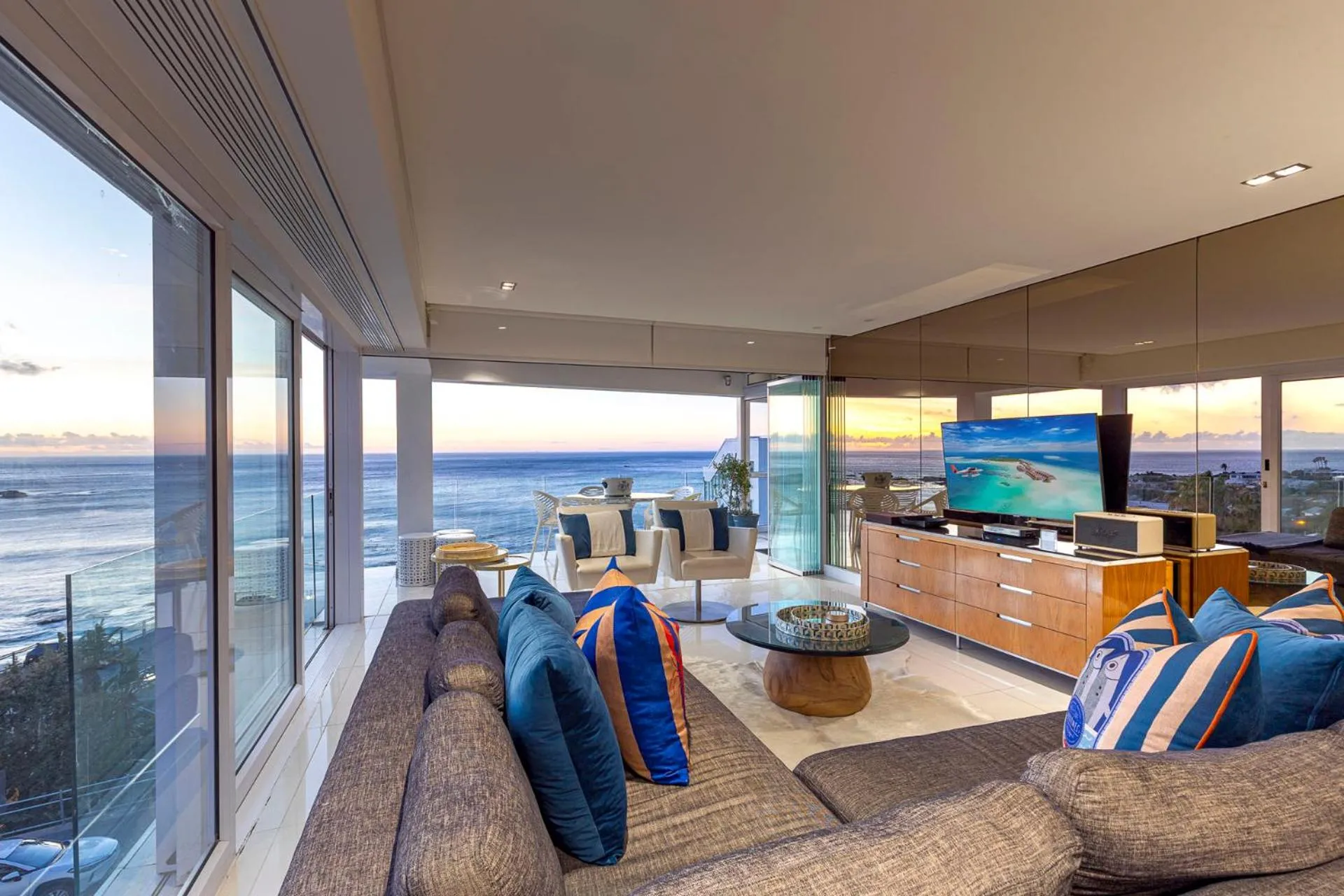 Clifton YOLO Spaces - Clifton Beachfront Penthouse