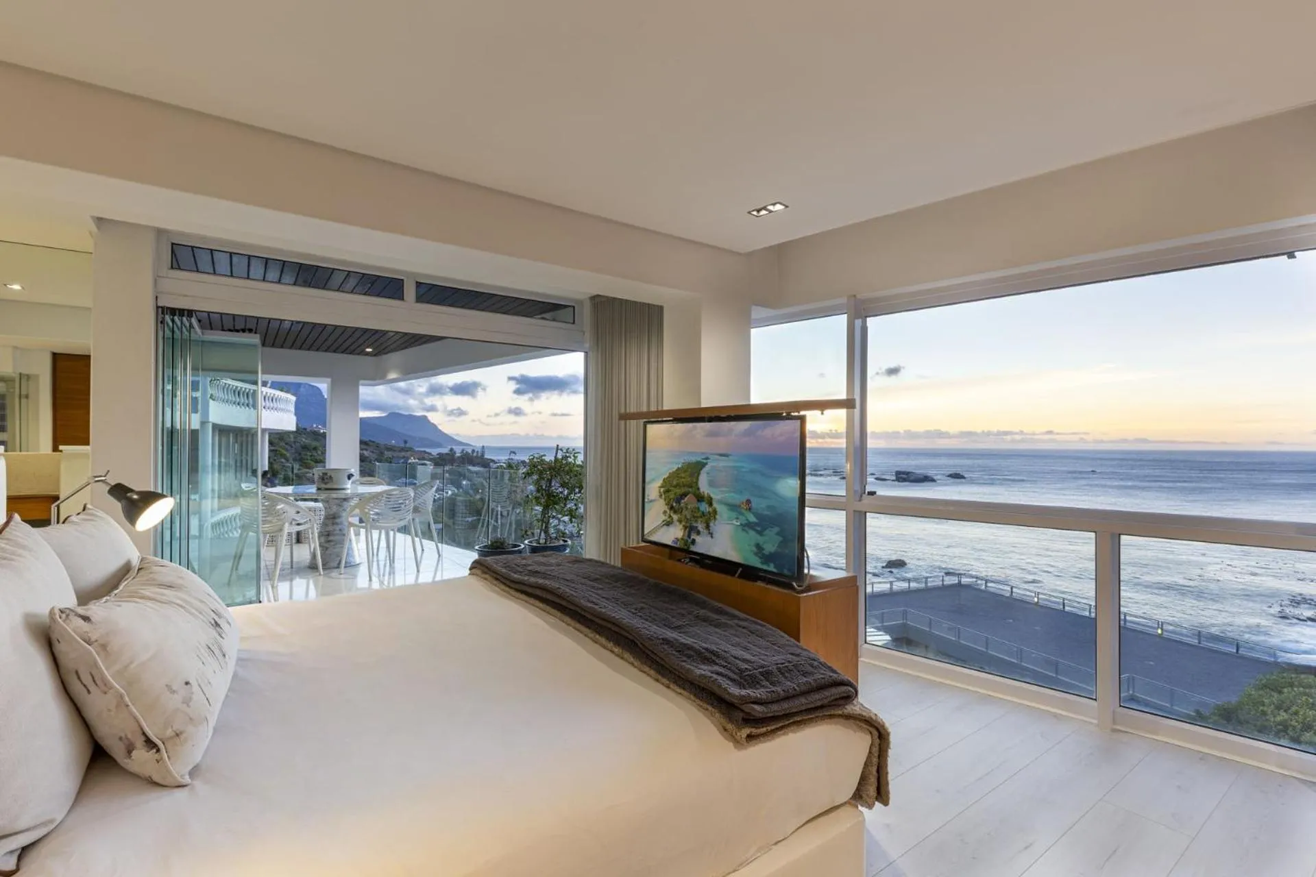 Clifton YOLO Spaces - Clifton Beachfront Penthouse