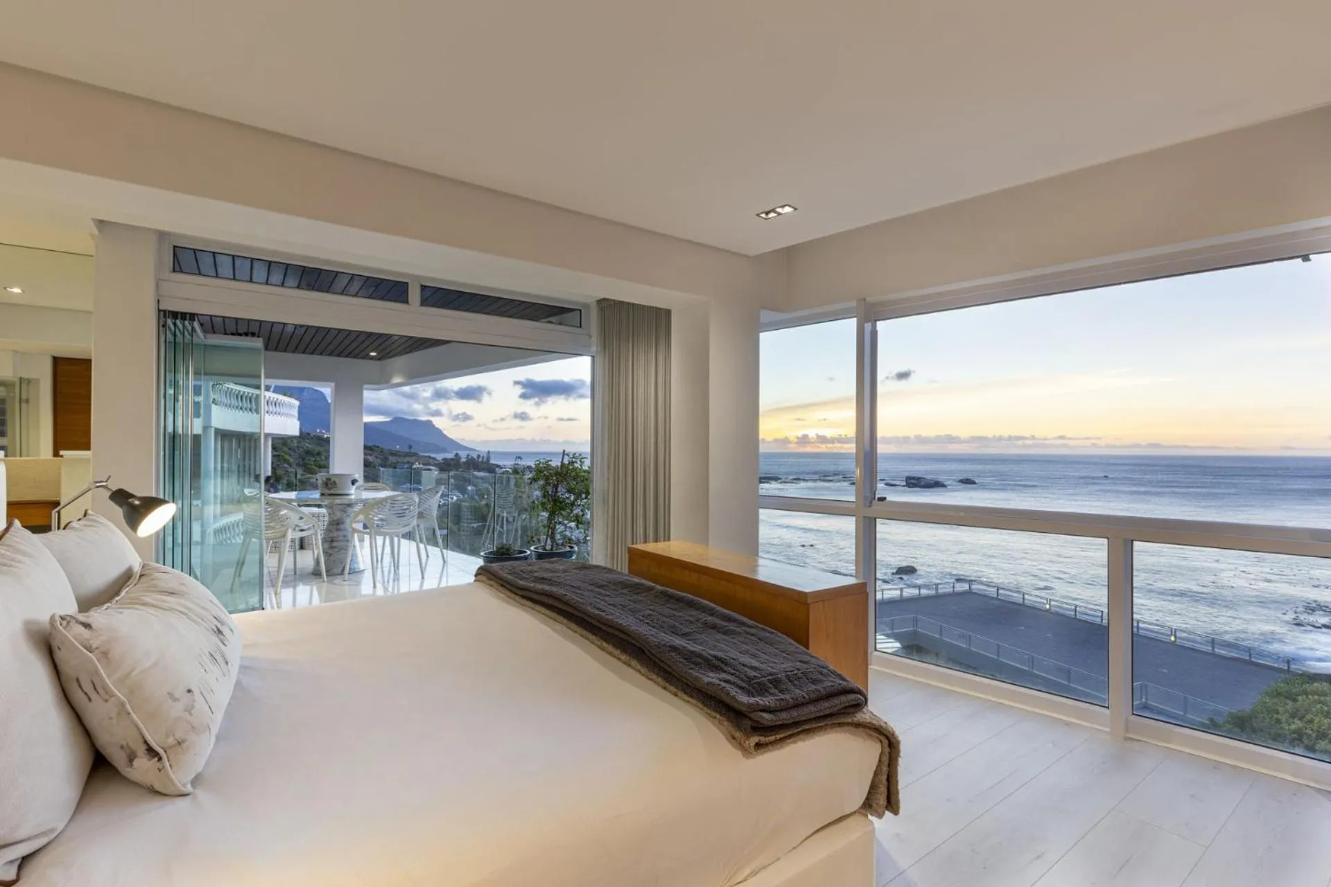Clifton YOLO Spaces - Clifton Beachfront Penthouse