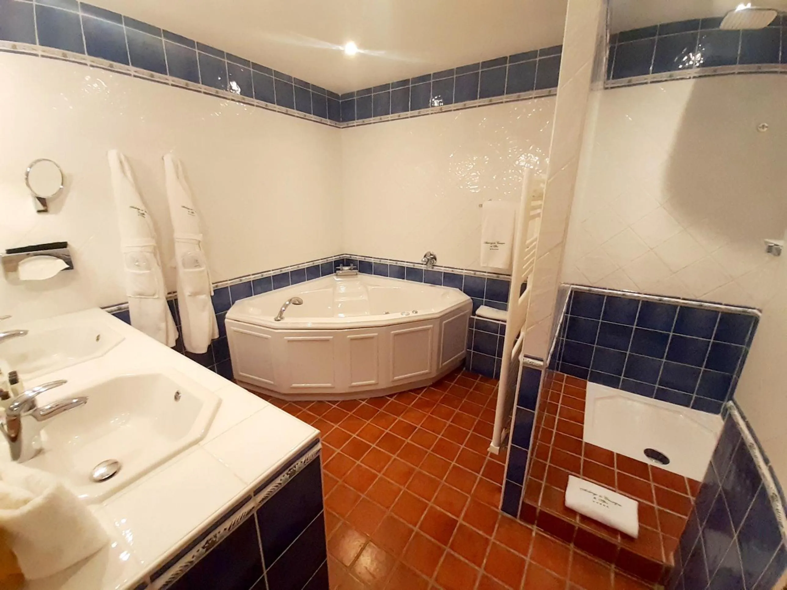 Bathroom in Auberge de Cassagne & Spa