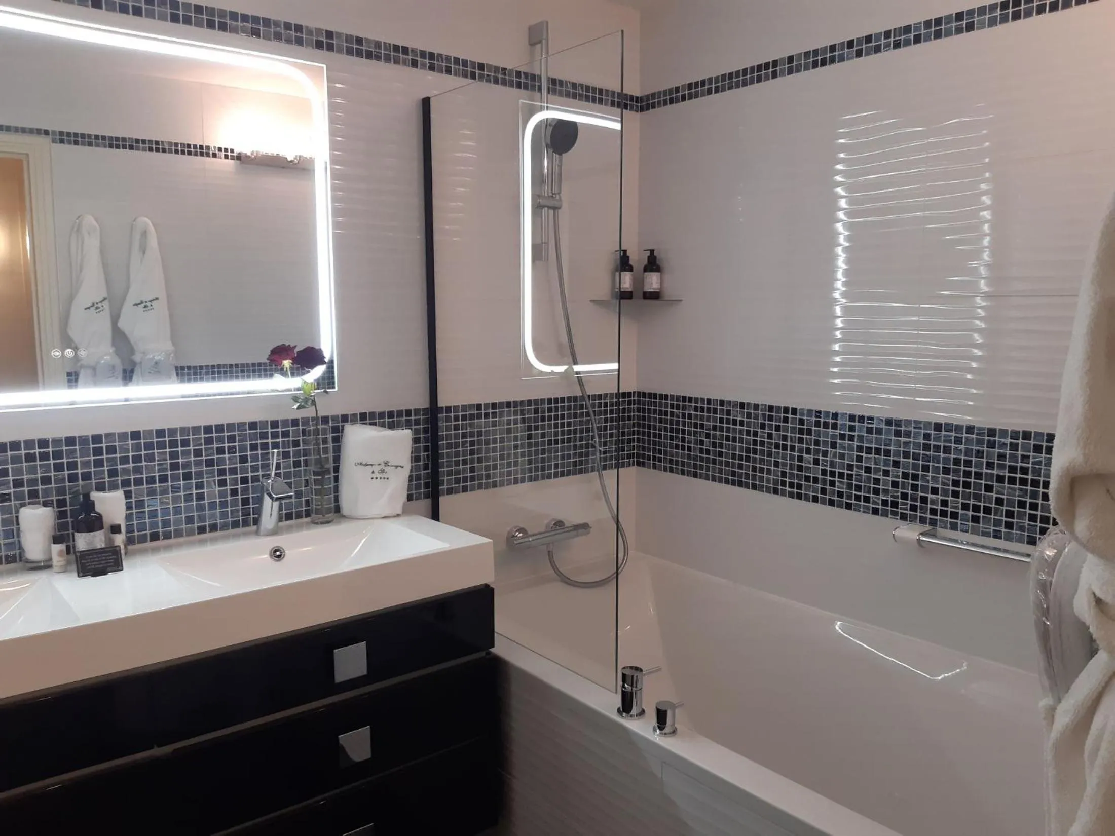 Bathroom in Auberge de Cassagne & Spa