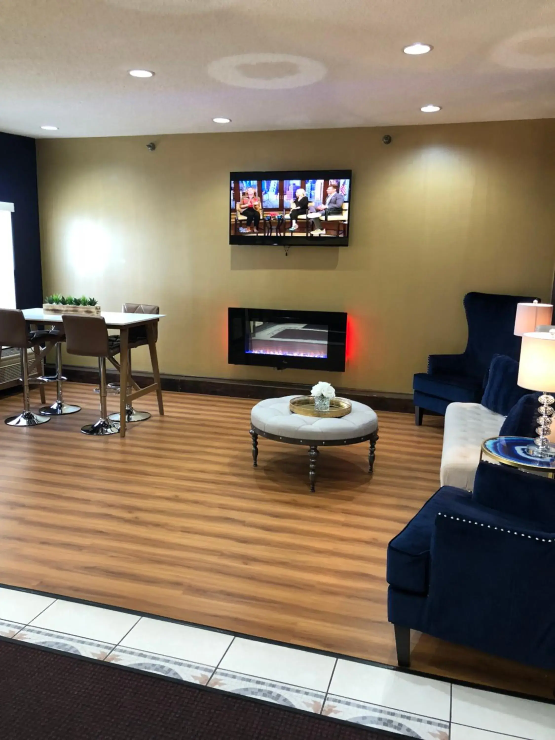 Lobby or reception, TV/Entertainment Center in Days Inn & Suites by Wyndham Harvey / Chicago Southland