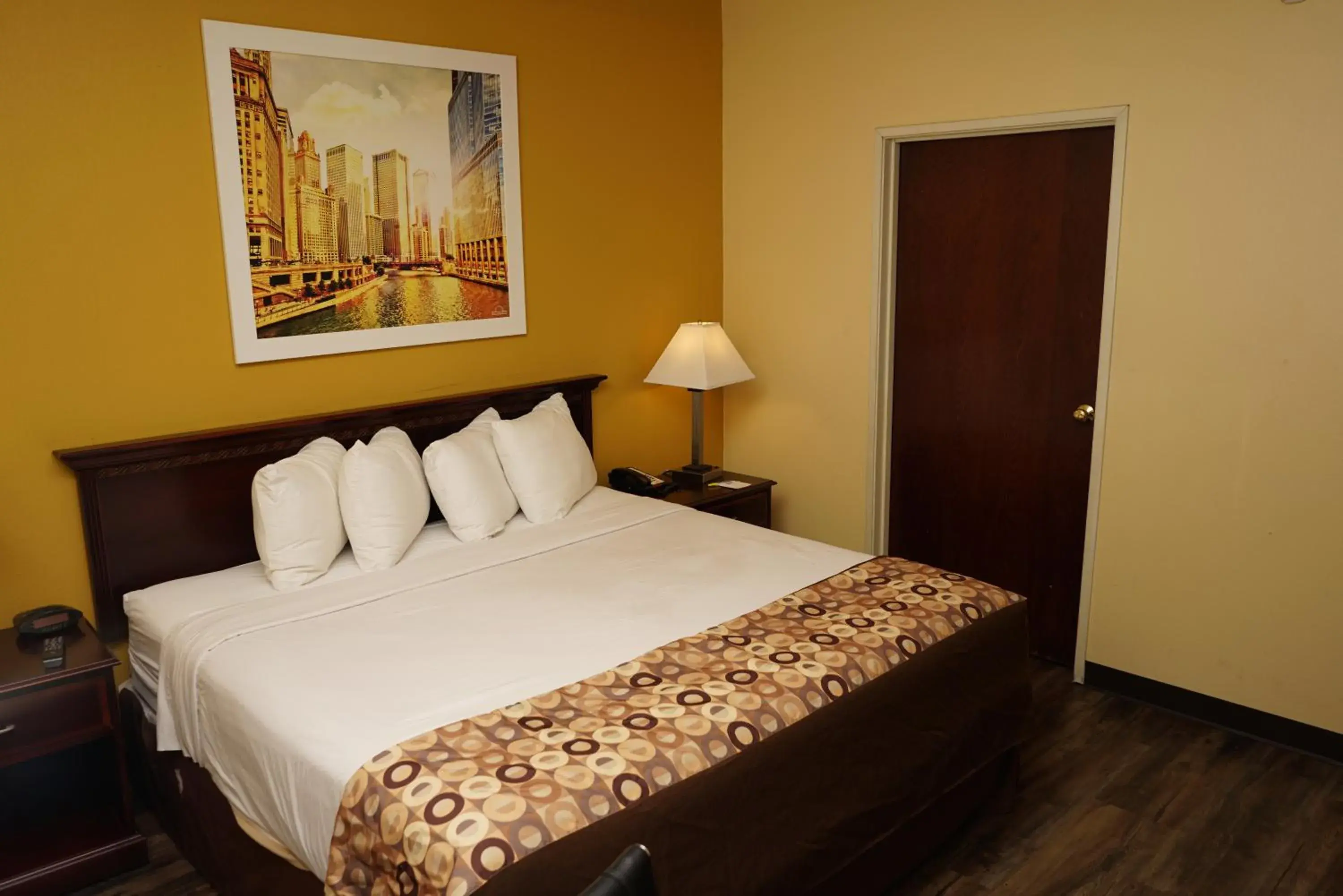 Bed in Days Inn & Suites by Wyndham Harvey / Chicago Southland