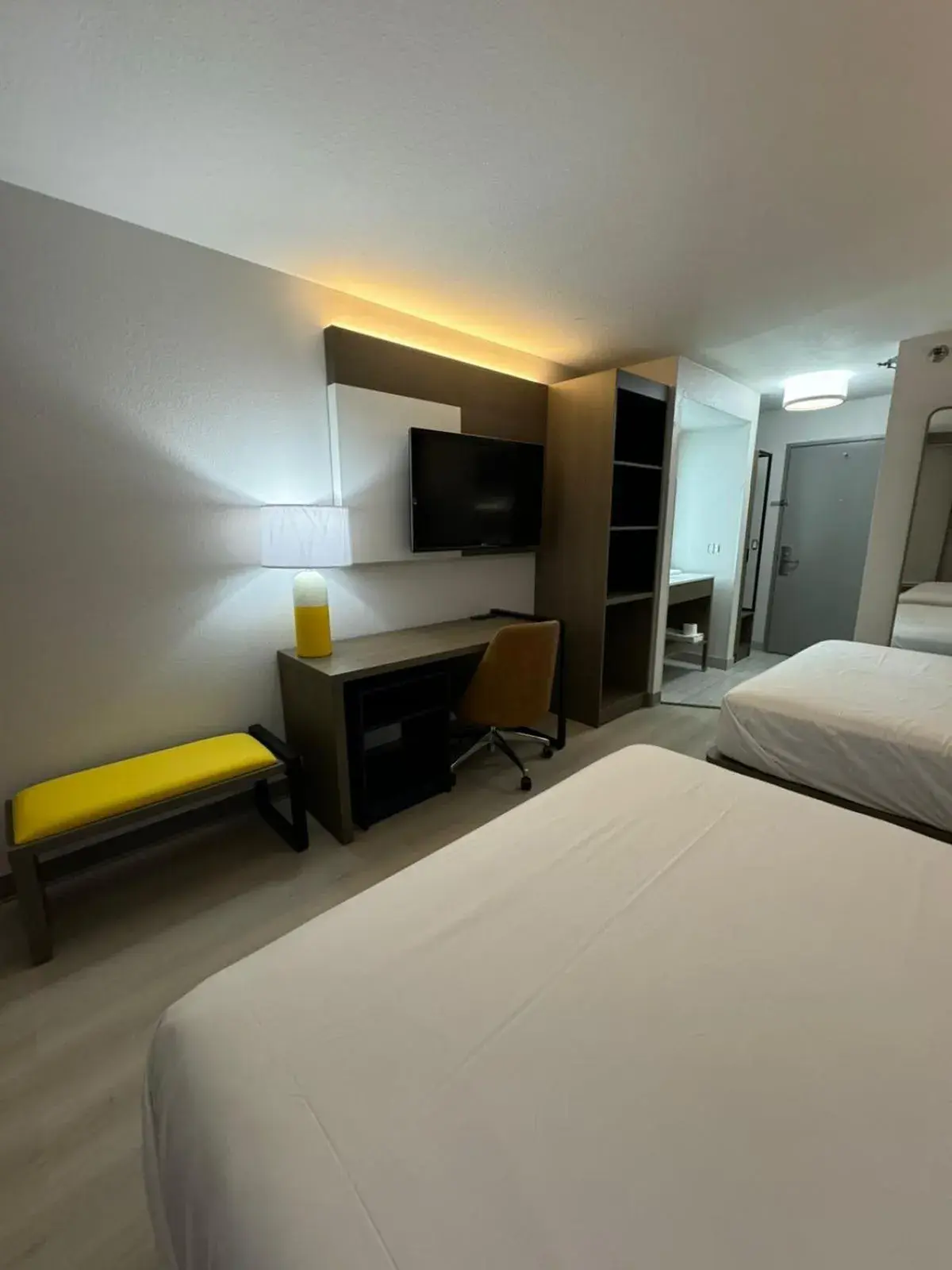 TV and multimedia, Bed in Halsted Inn and Suites Harvey - Chicago Southland TV and multimedia, Bed in Halsted Inn and Suites Harvey - Chicago Southland