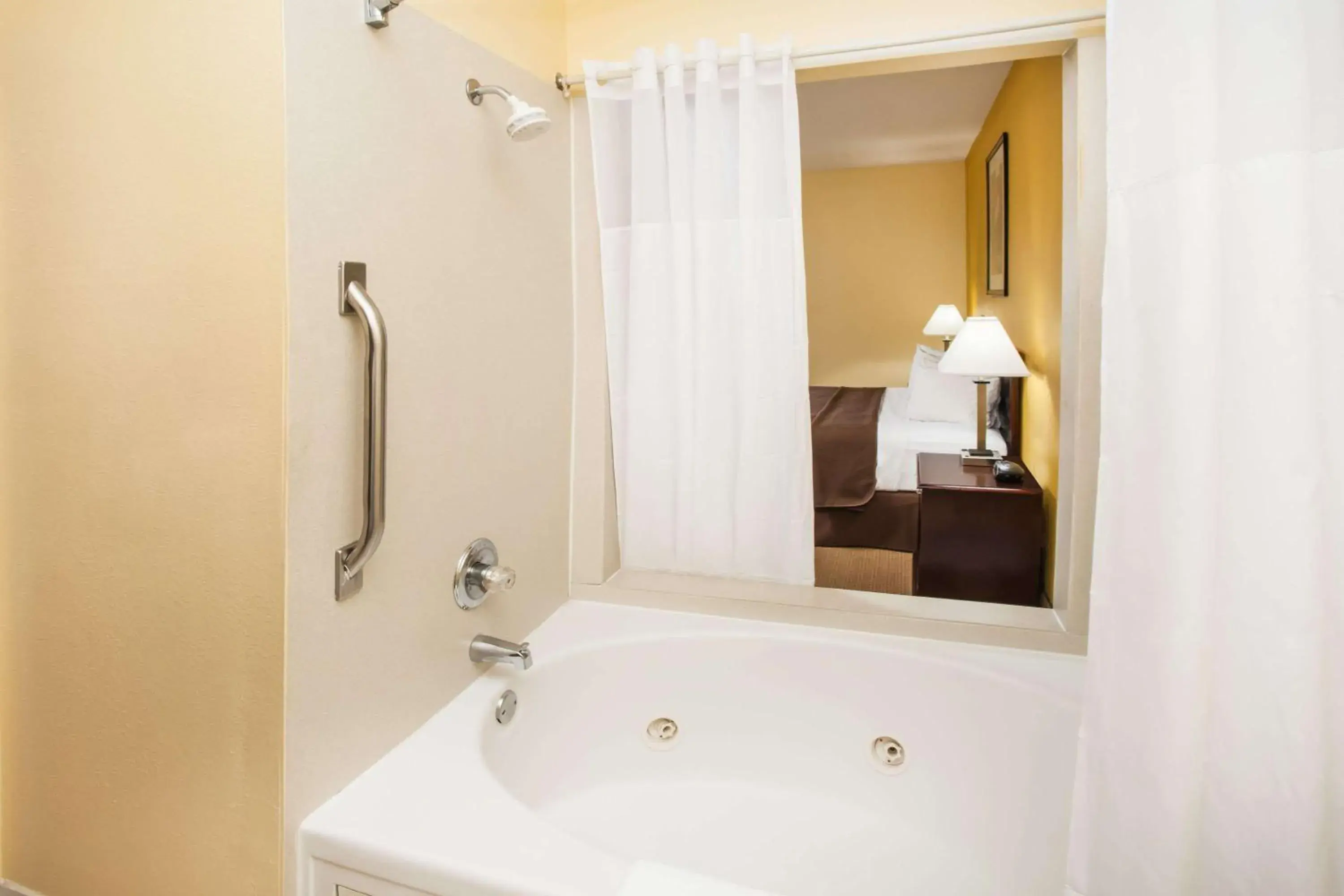 Photo of the whole room, Bathroom in Days Inn & Suites by Wyndham Harvey / Chicago Southland
