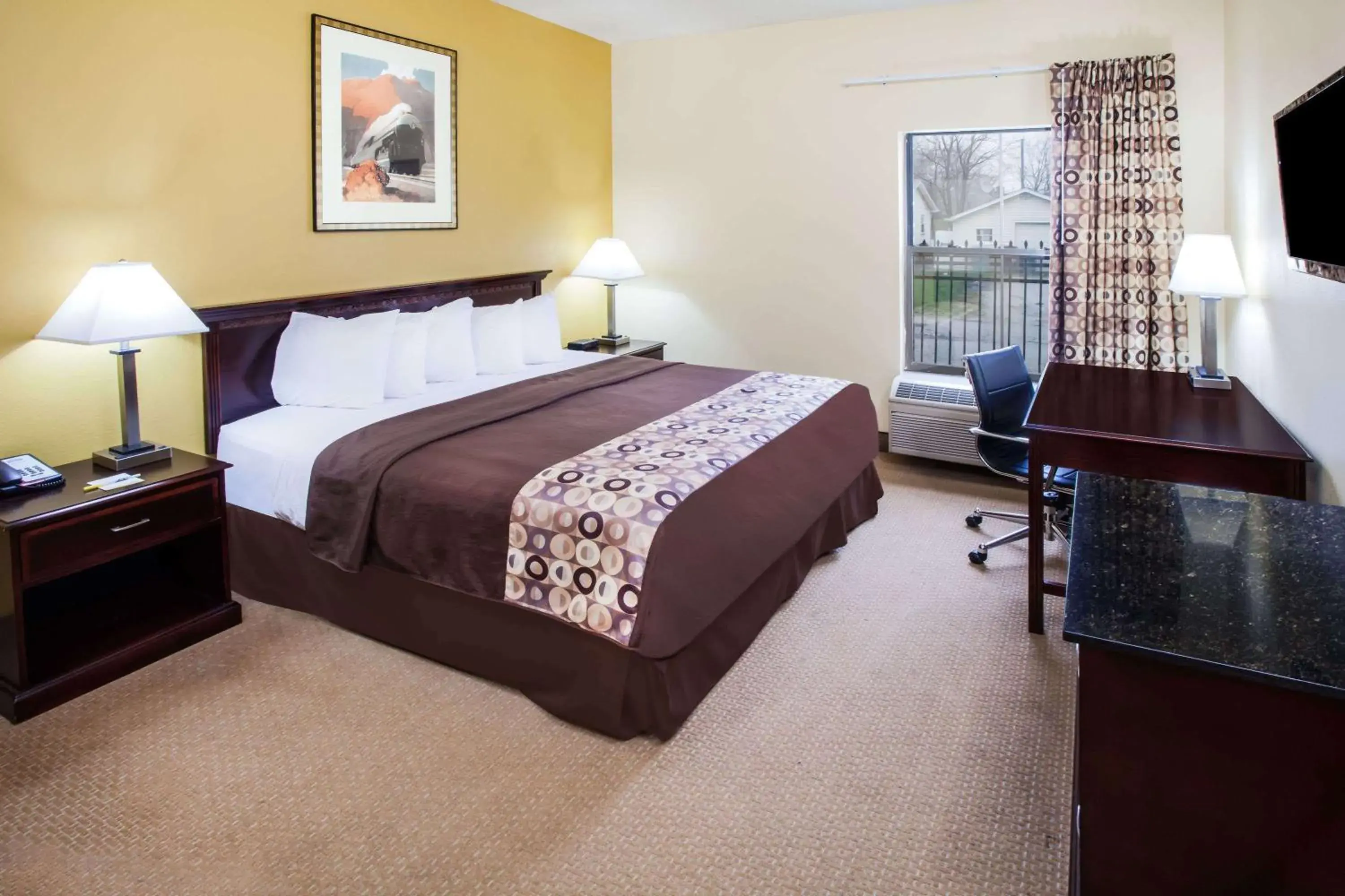 Photo of the whole room, Bed in Days Inn & Suites by Wyndham Harvey / Chicago Southland