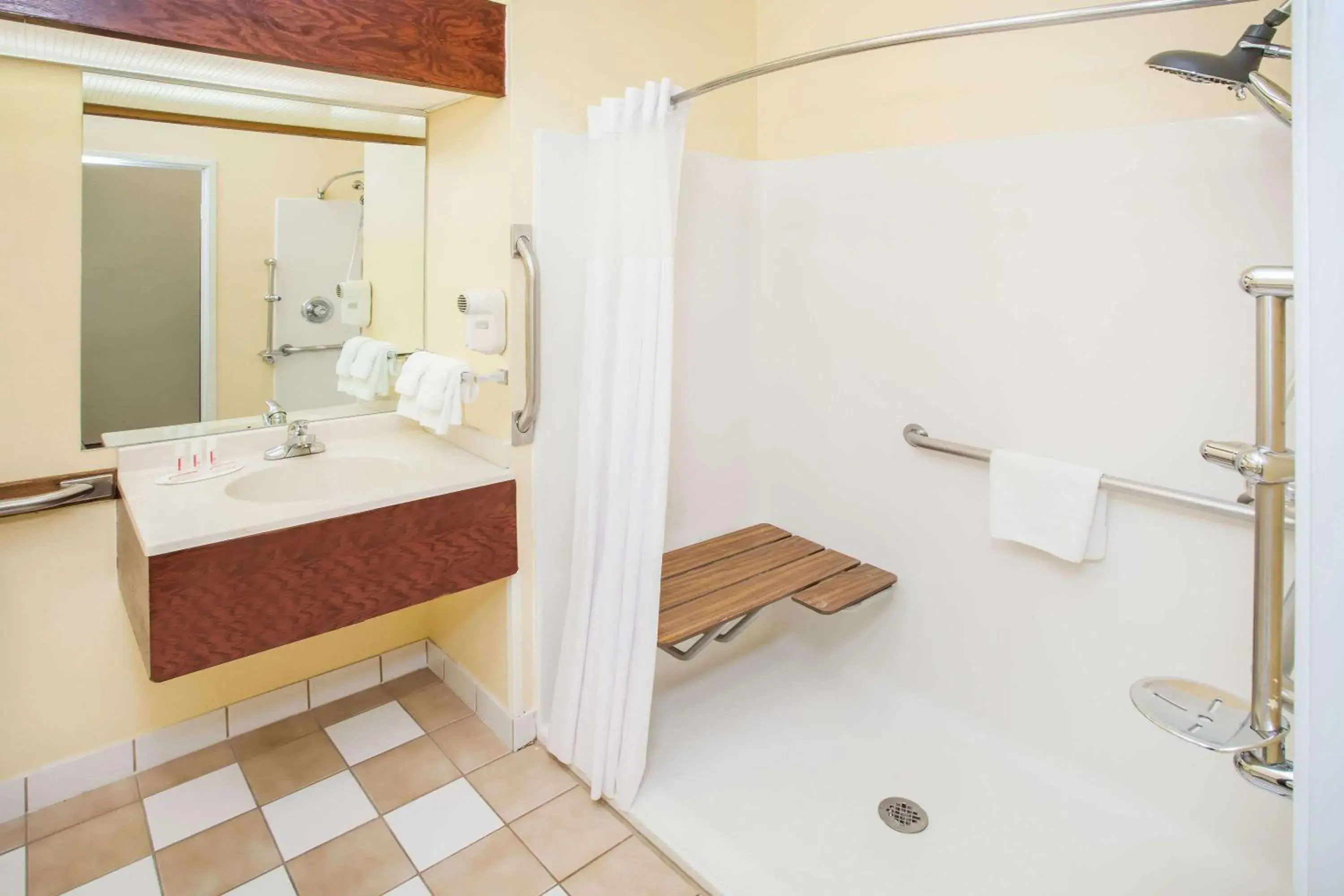 Bathroom in Days Inn & Suites by Wyndham Harvey / Chicago Southland