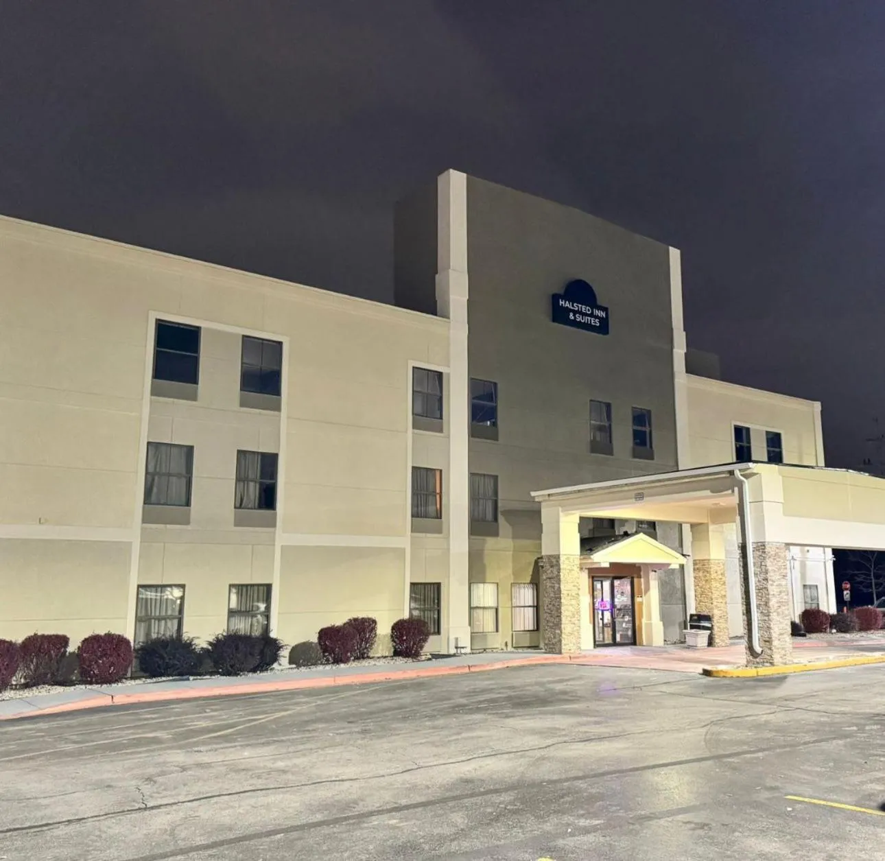 Property building in Halsted Inn and Suites Harvey - Chicago Southland