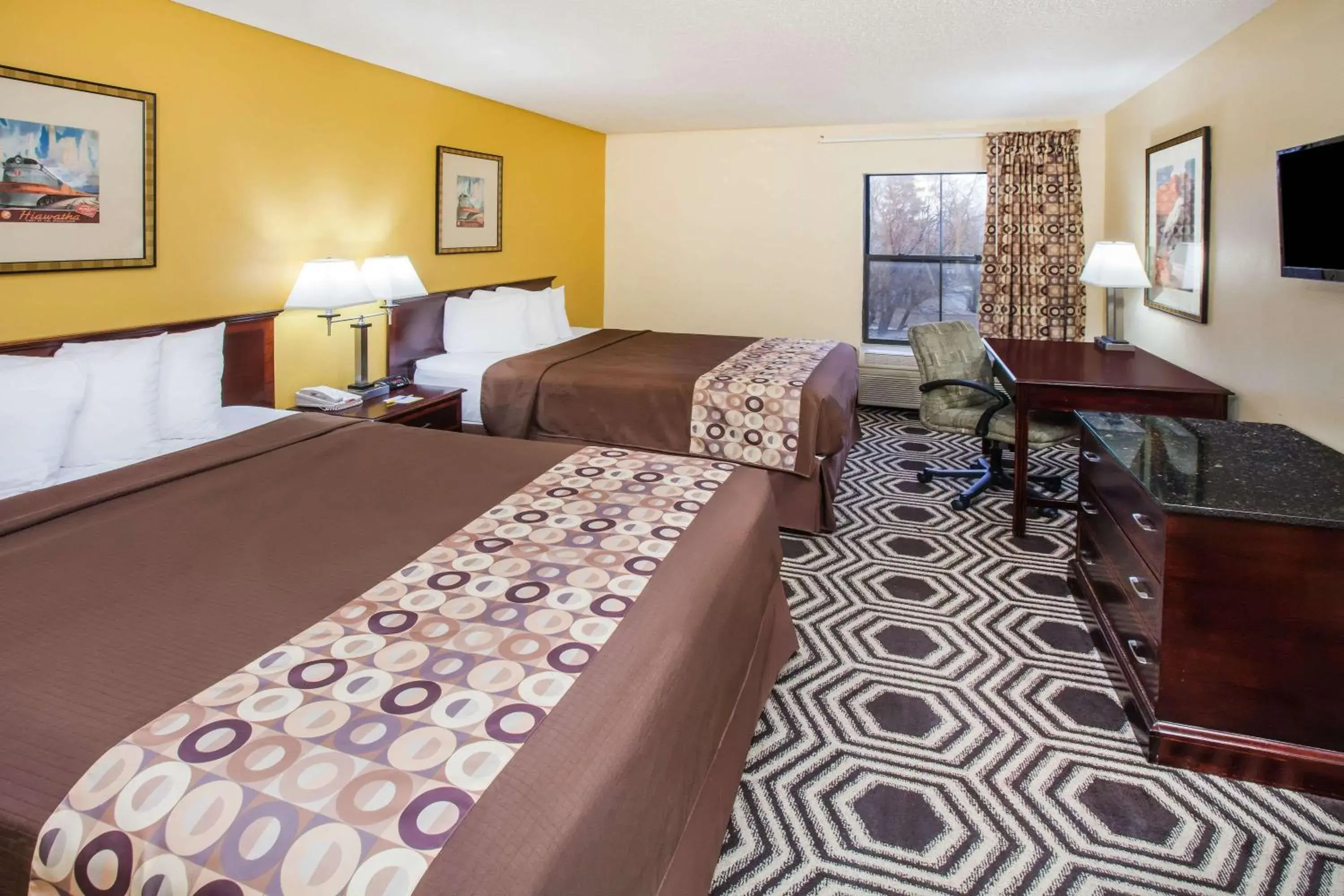 Photo of the whole room, Bed in Days Inn & Suites by Wyndham Harvey / Chicago Southland