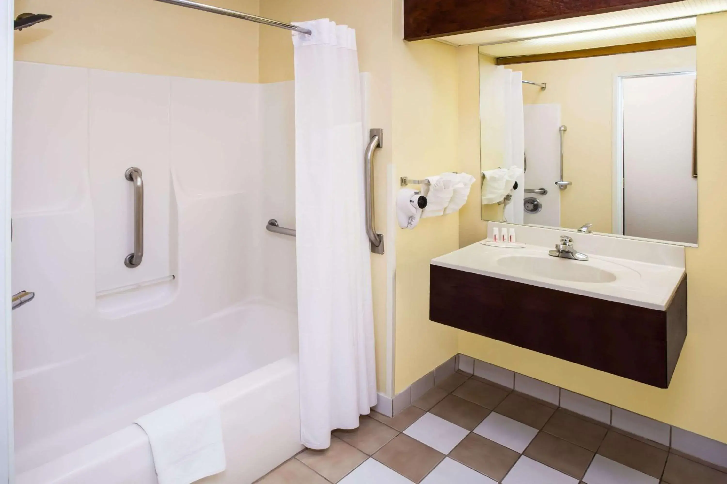 Bathroom in Days Inn & Suites by Wyndham Harvey / Chicago Southland