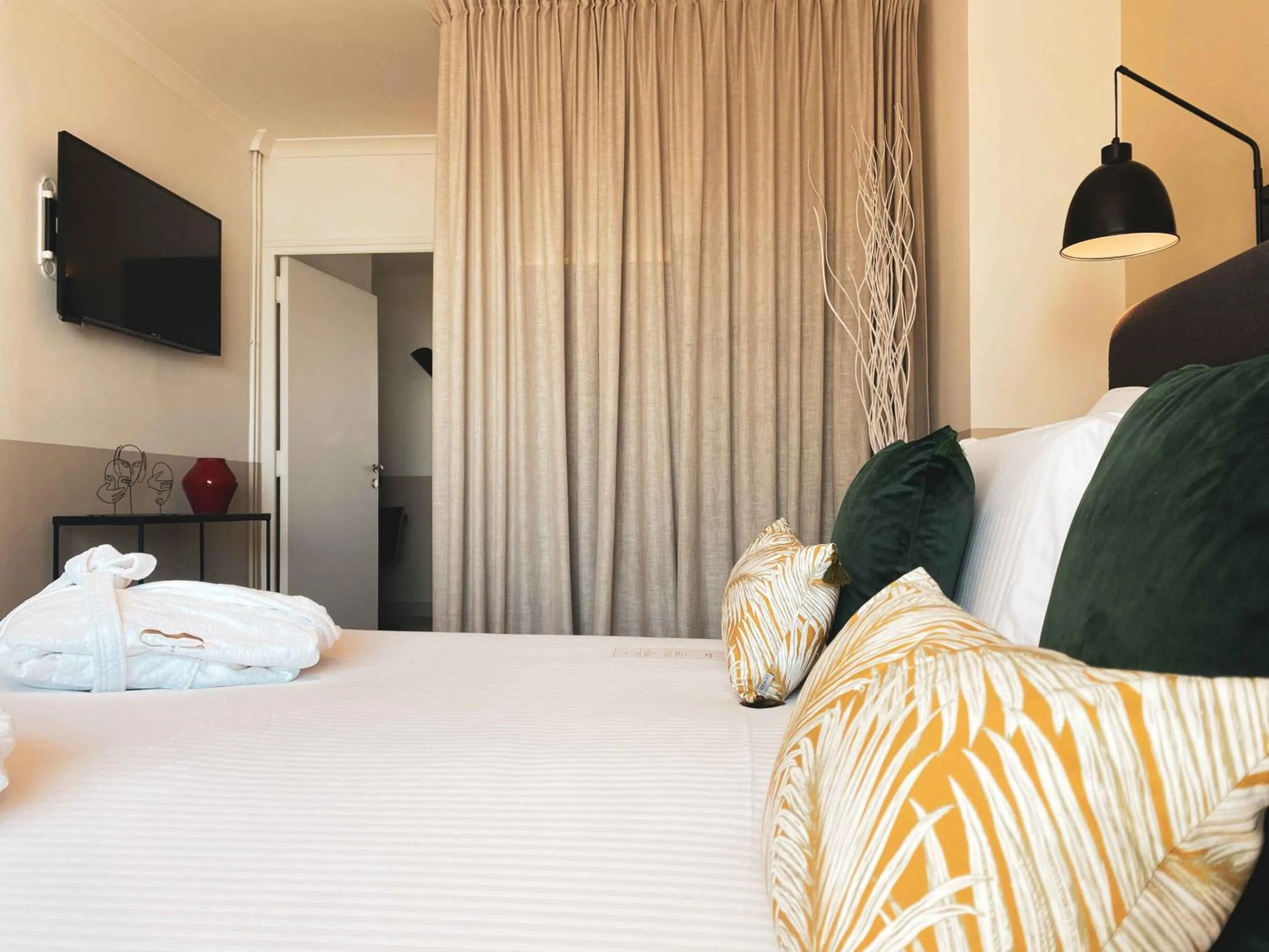 Bedroom, Bed in Best Western Plus La Corniche