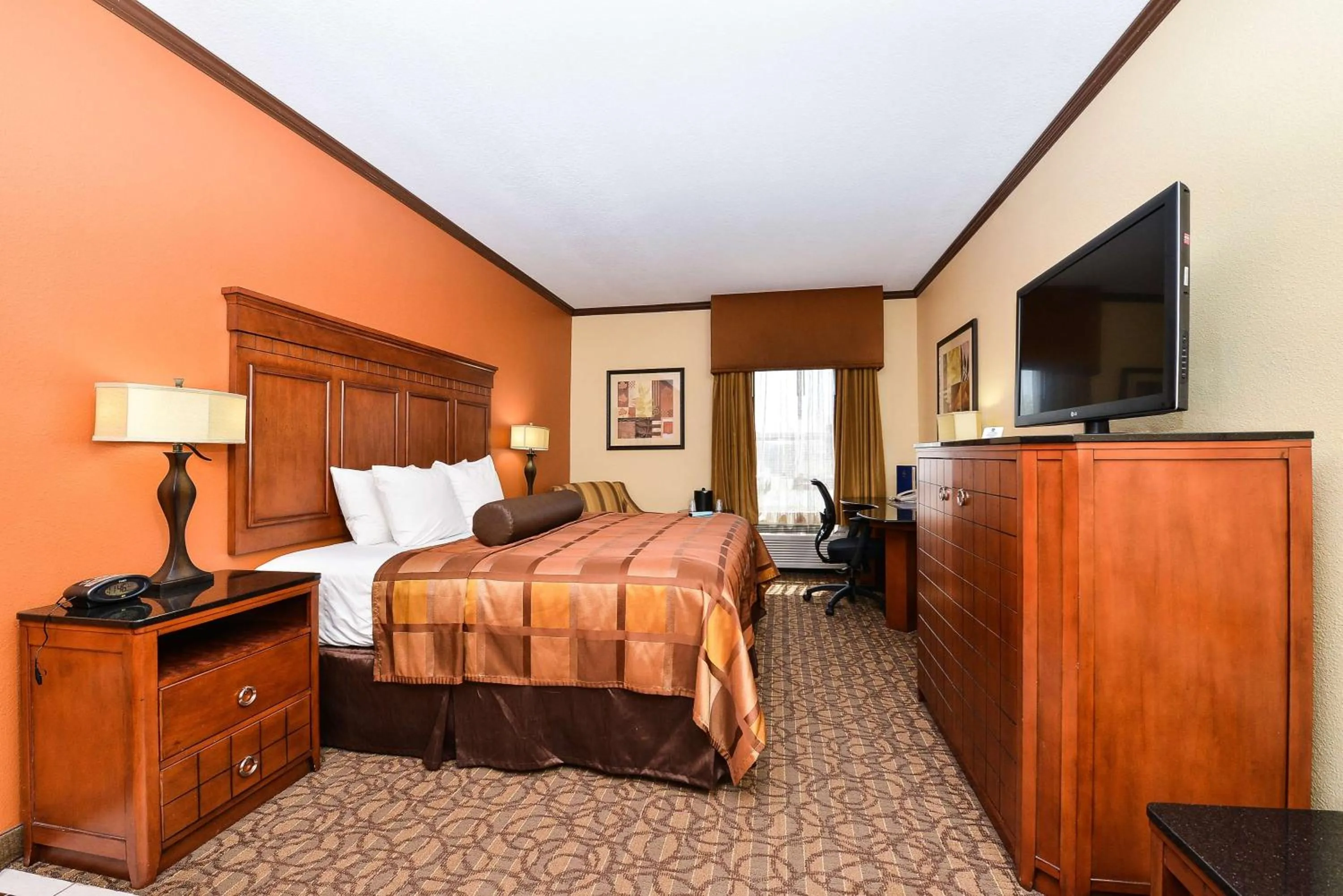 Photo of the whole room, Bed in Best Western Plus Midwest Inn & Suites