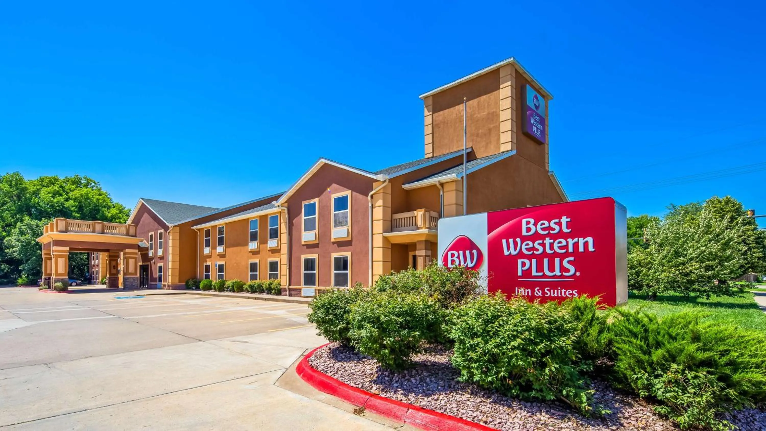 Property building in Best Western Plus Midwest Inn & Suites