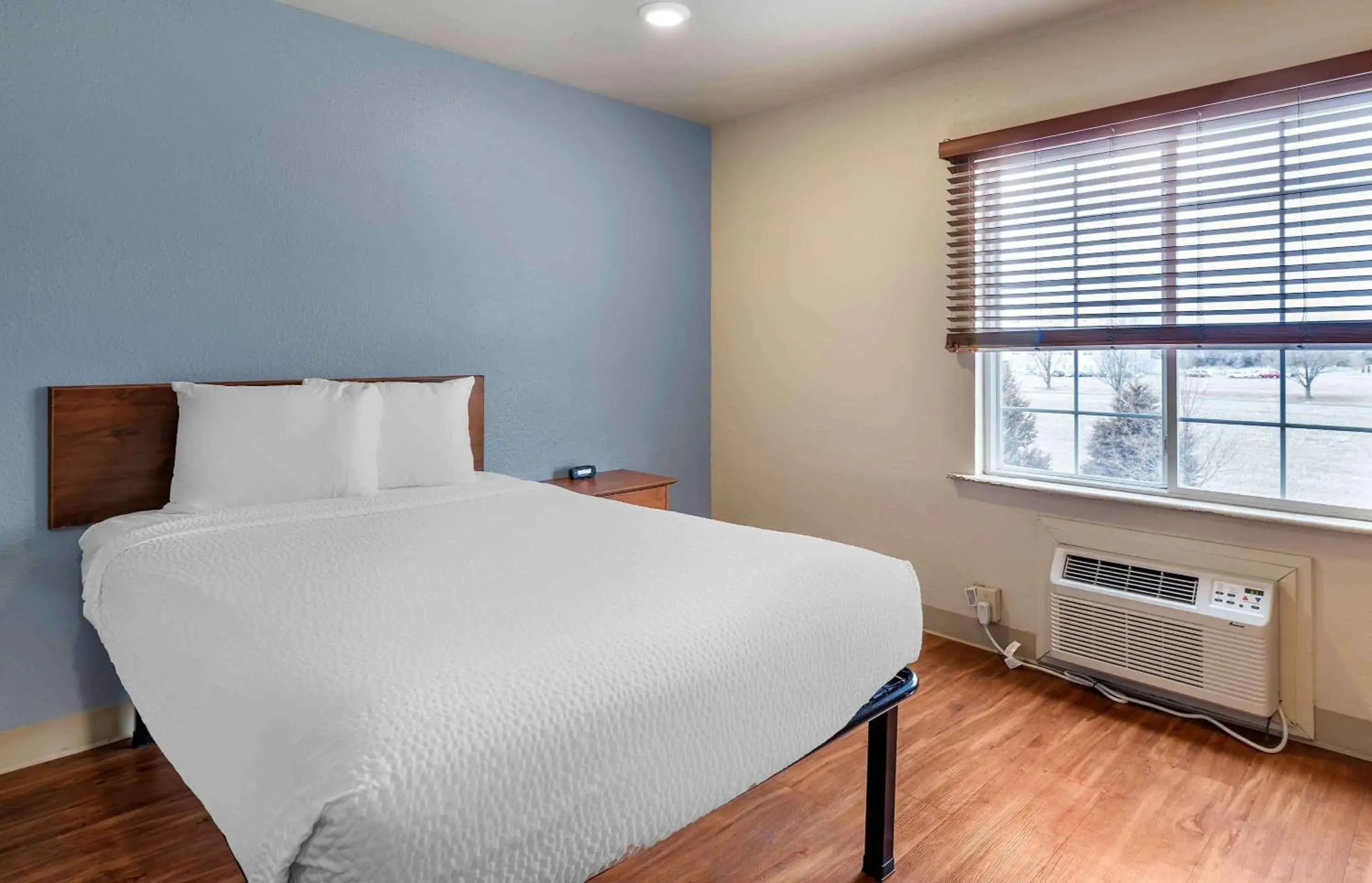 Bedroom, Bed in Extended Stay America Select Suites - Wichita - North Bedroom, Bed in Extended Stay America Select Suites - Wichita - North