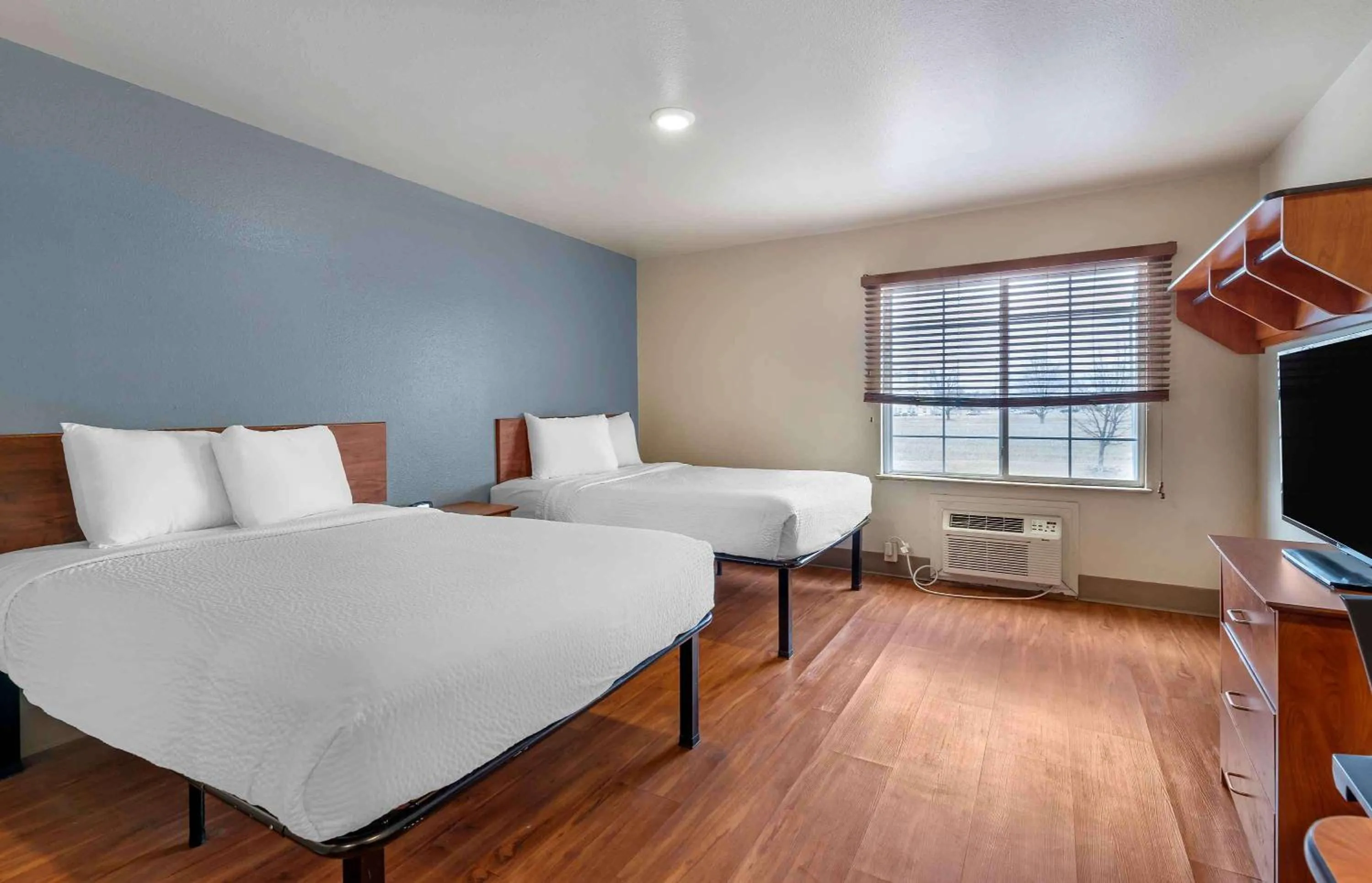 Bedroom, Bed in Extended Stay America Select Suites - Wichita - North