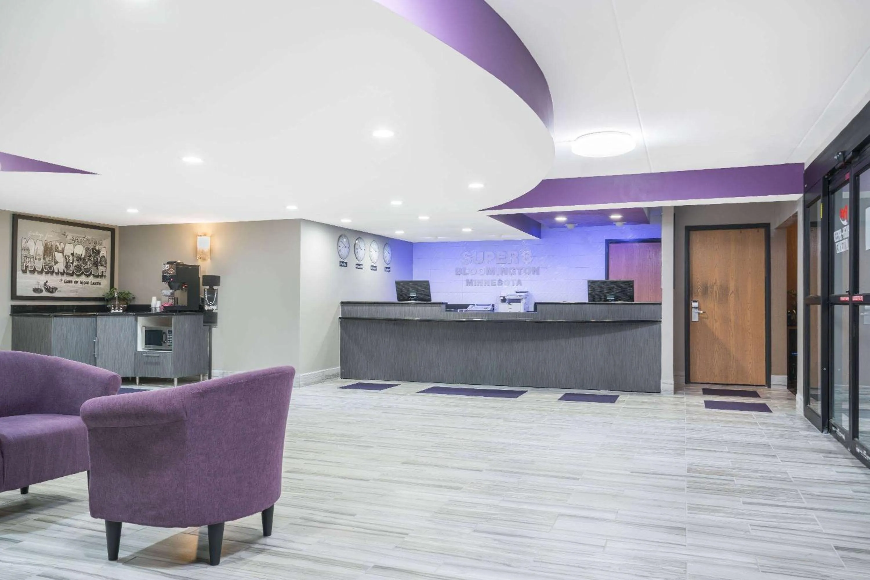 Lobby or reception in Super 8 by Wyndham Bloomington/Airport