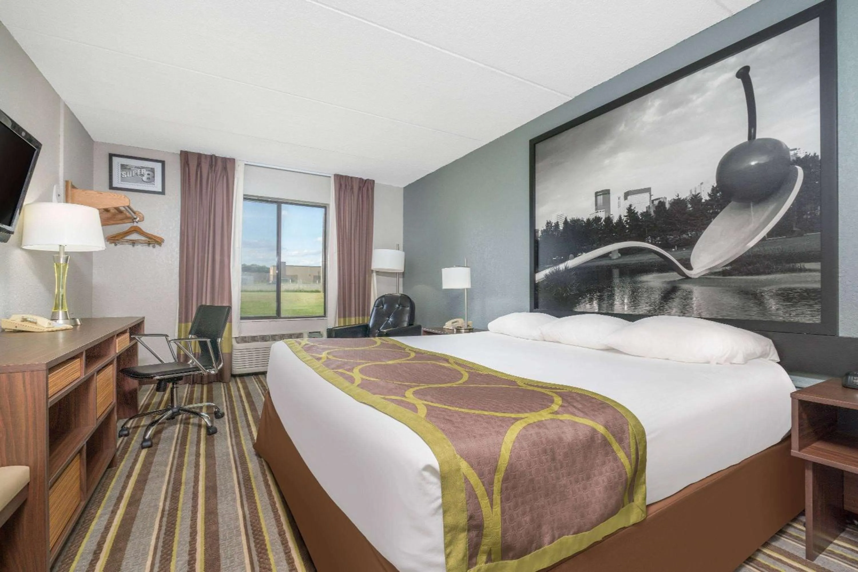 Photo of the whole room, Bed in Super 8 by Wyndham Bloomington/Airport