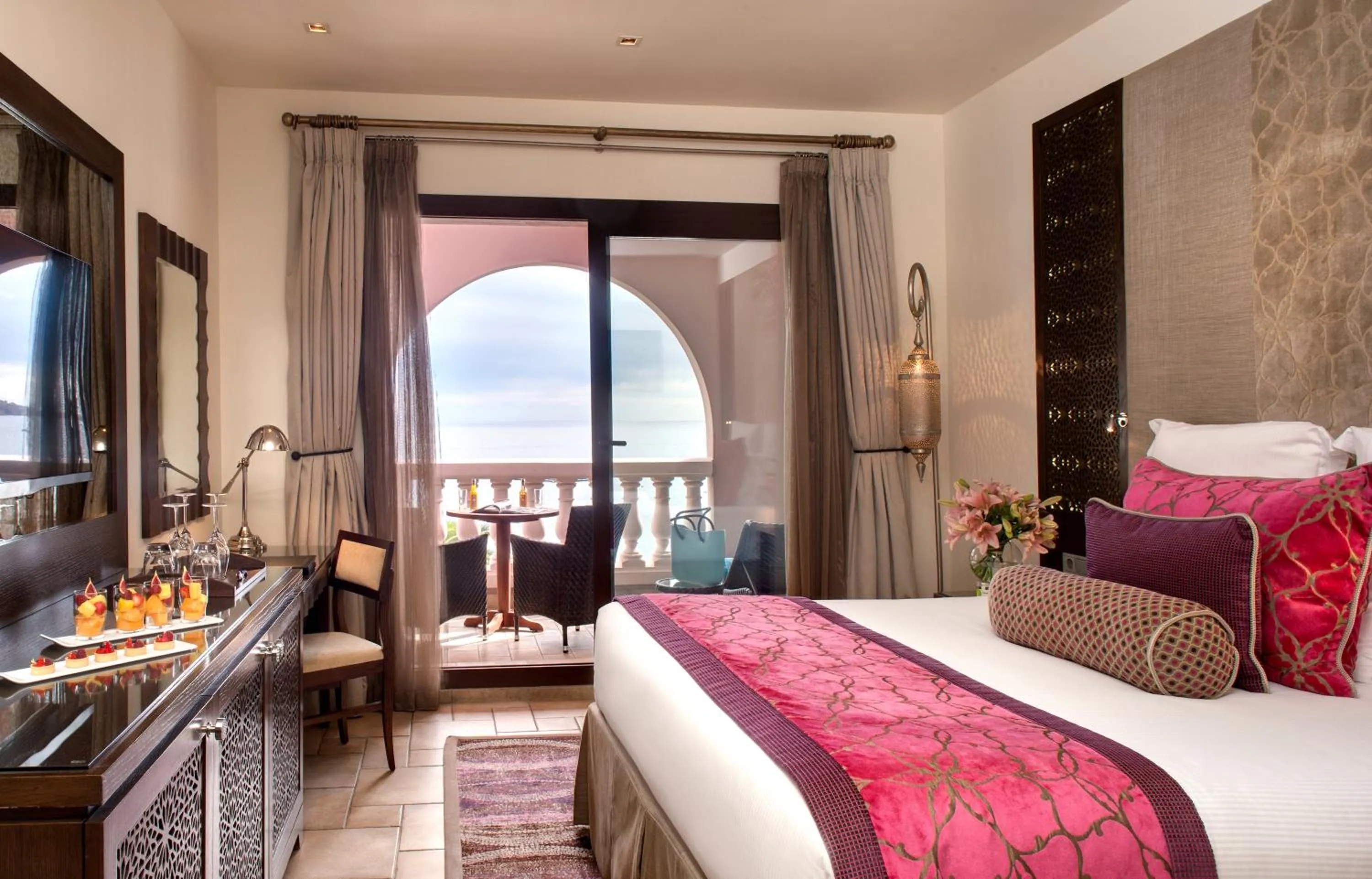 Balcony/Terrace, Bed in Tiara Miramar Beach Resort