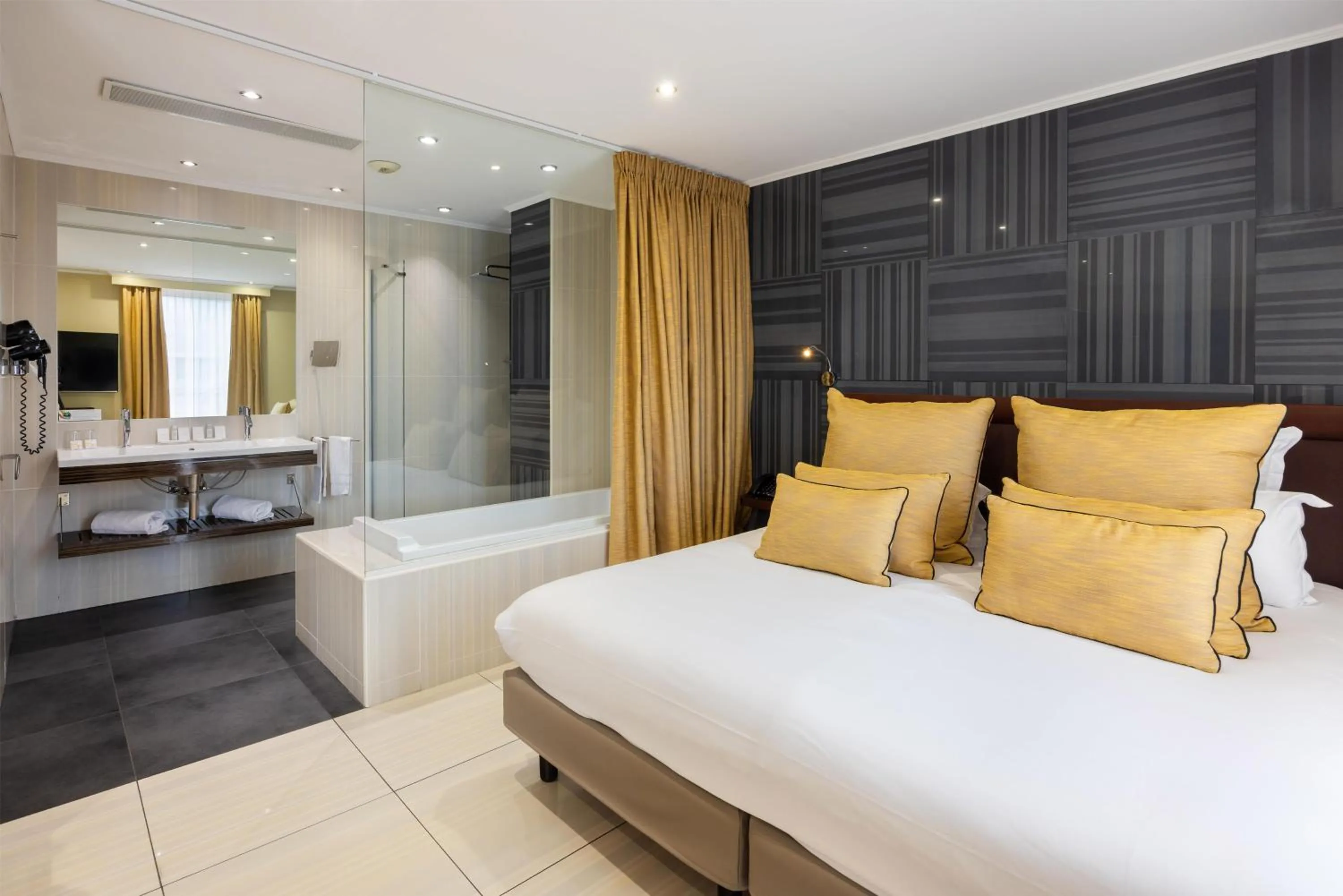 Photo of the whole room, Bed in Best Western Plus Hôtel Massena Nice