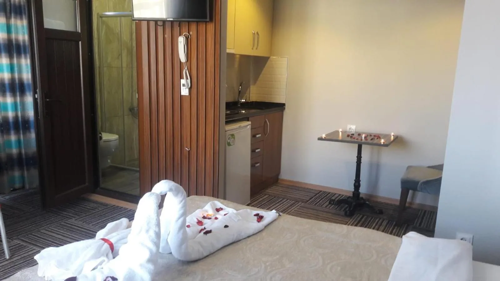 Photo of the whole room, Bed in Alya Suite Rezidans