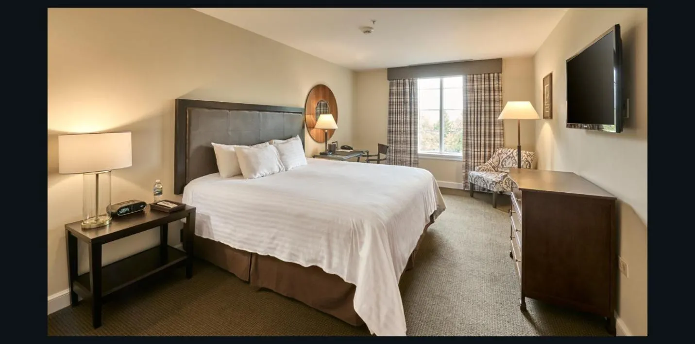 Bedroom, Bed in The Glen Club