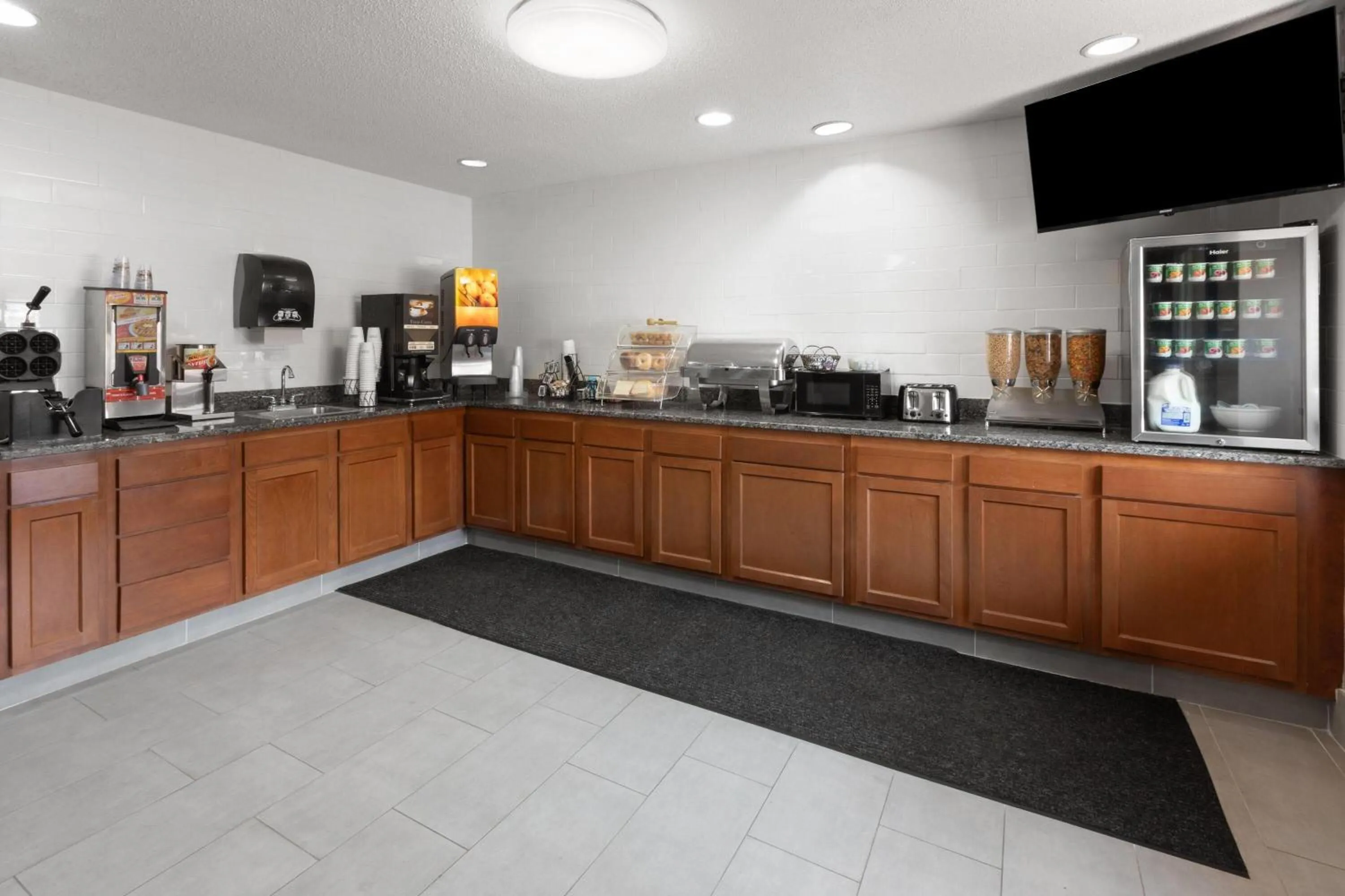 Breakfast in Microtel Inn & Suites by Wyndham Sioux Falls