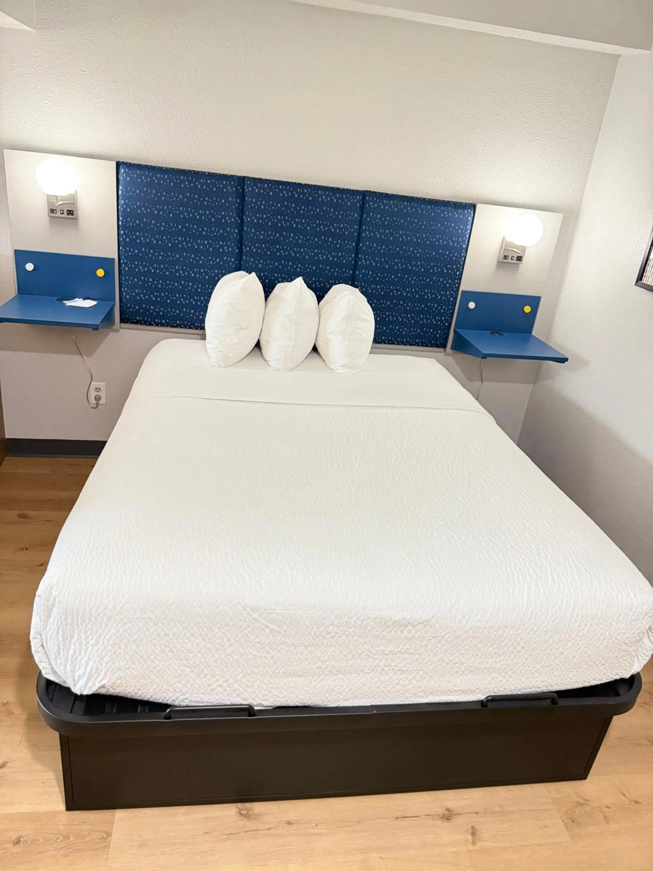 Bed in Microtel Inn & Suites by Wyndham Sioux Falls