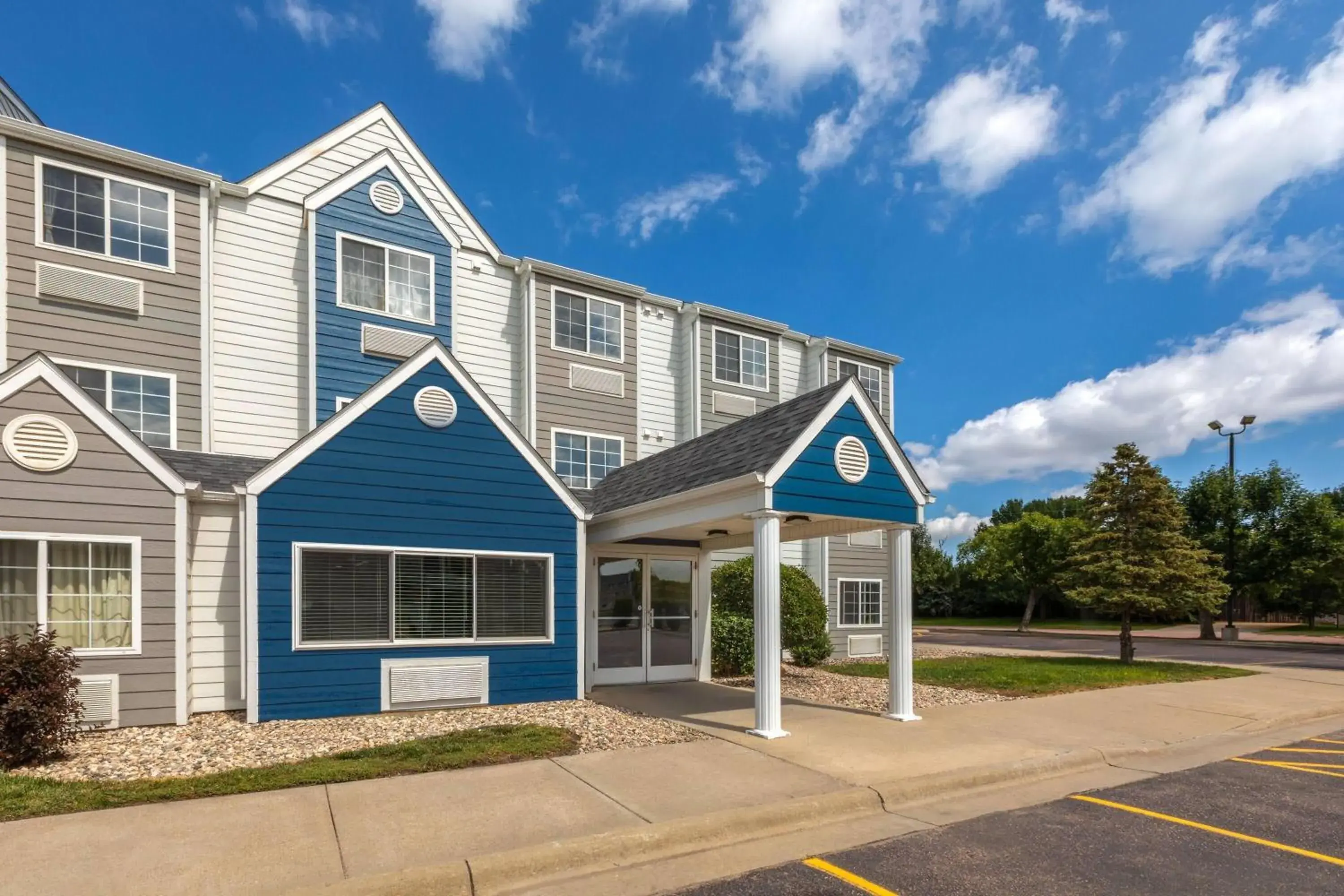 Property building in Microtel Inn & Suites by Wyndham Sioux Falls Property building in Microtel Inn & Suites by Wyndham Sioux Falls