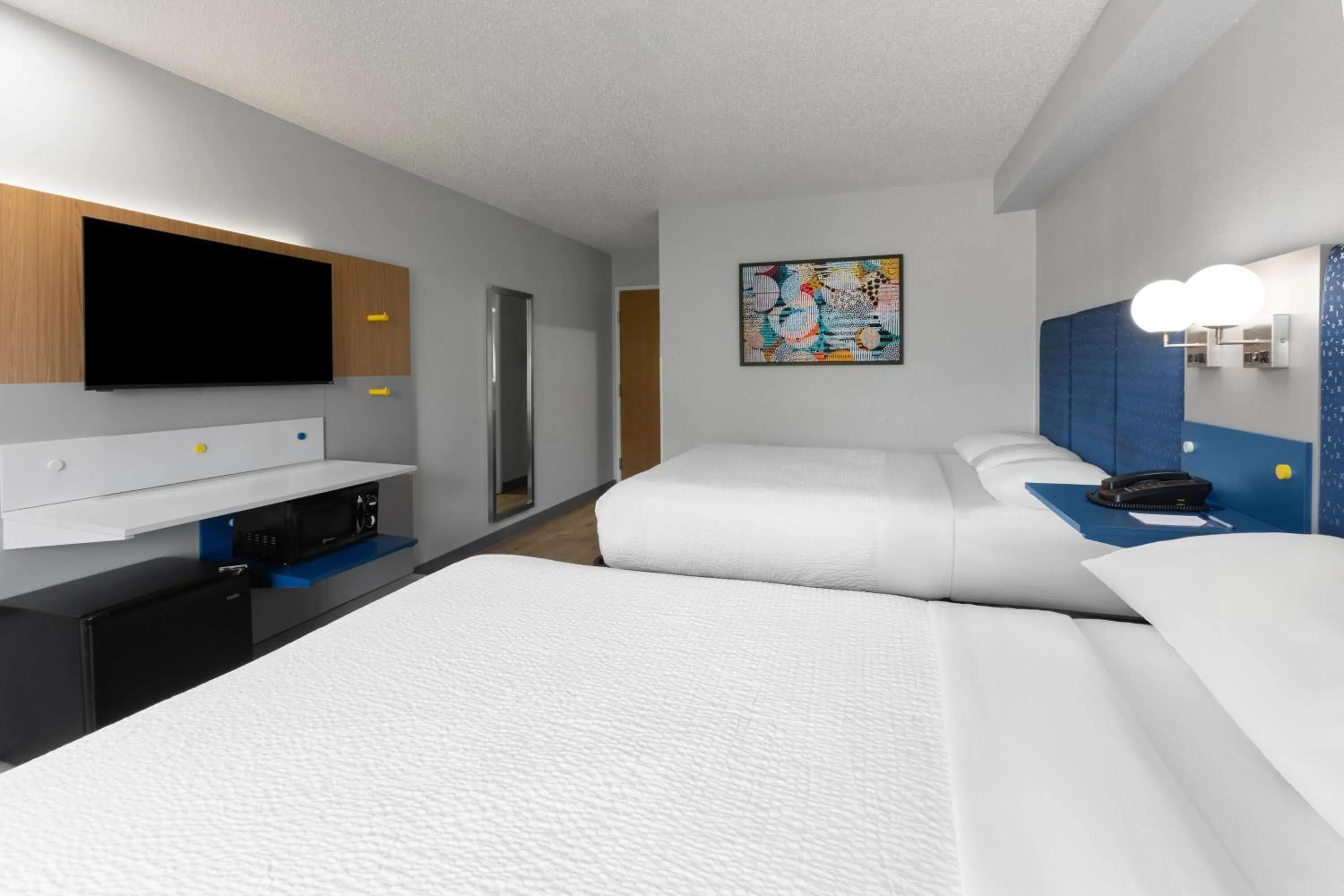 Photo of the whole room, Bed in Microtel Inn & Suites by Wyndham Sioux Falls
