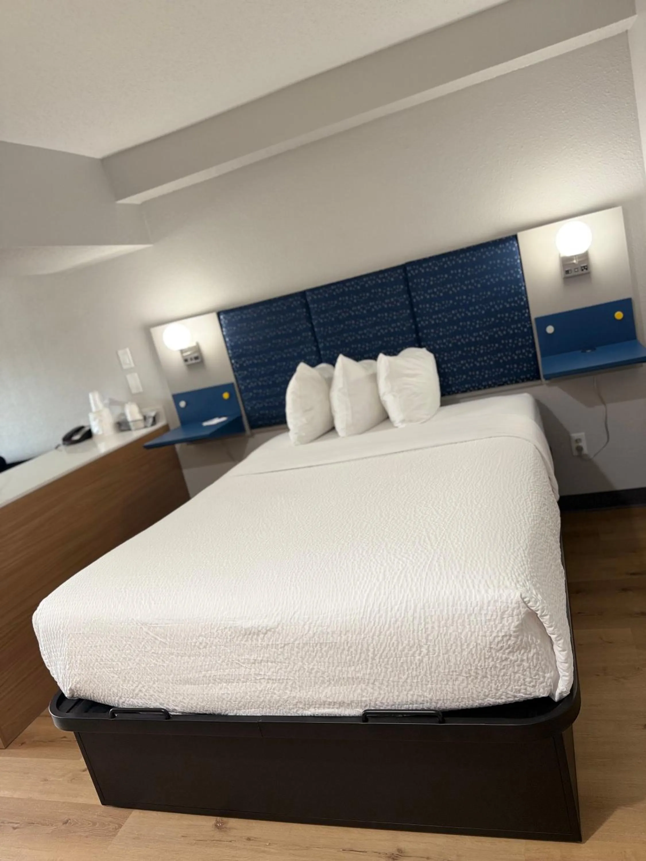 Bed in Microtel Inn & Suites by Wyndham Sioux Falls