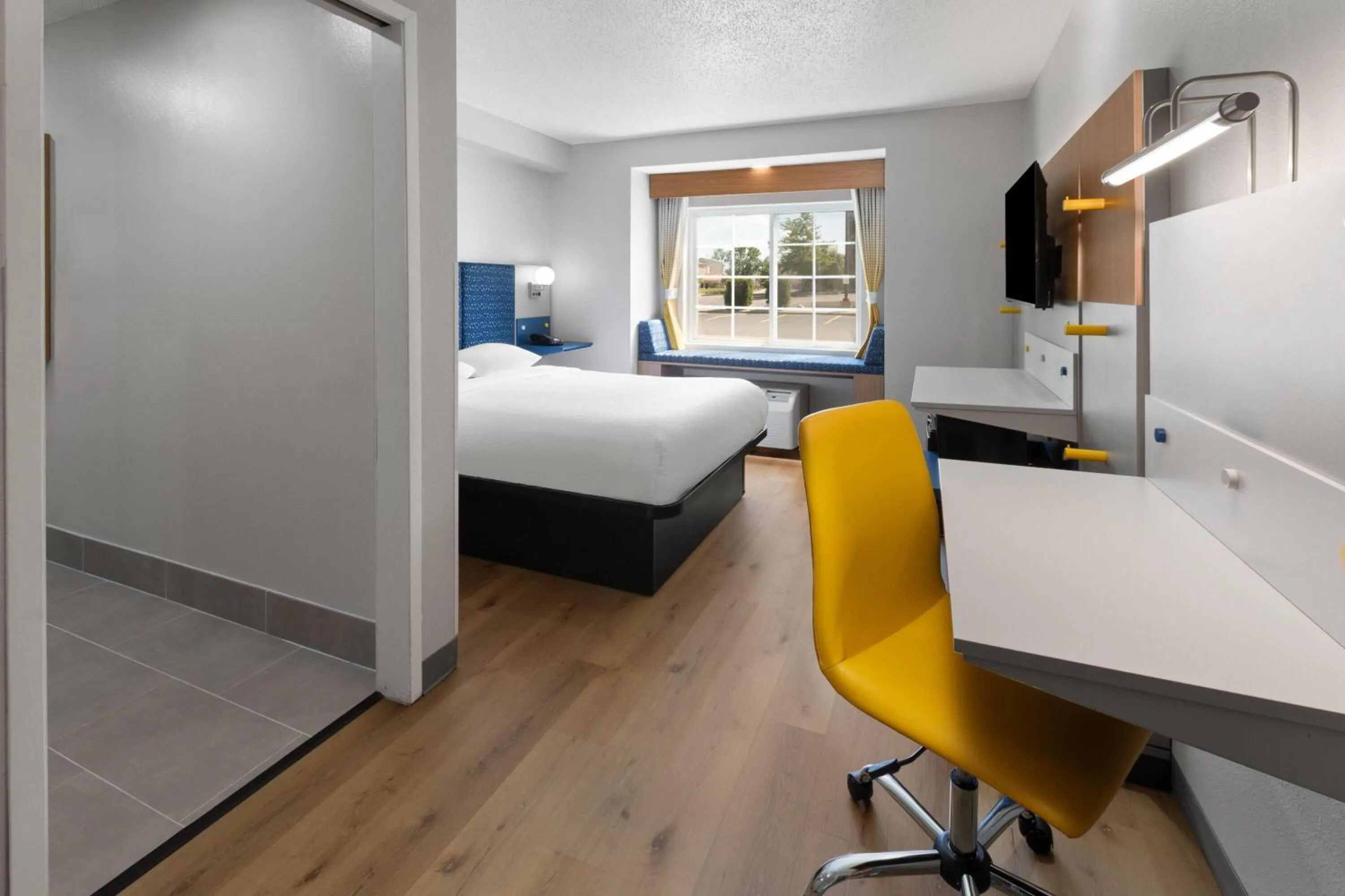 Photo of the whole room, Bed in Microtel Inn & Suites by Wyndham Sioux Falls