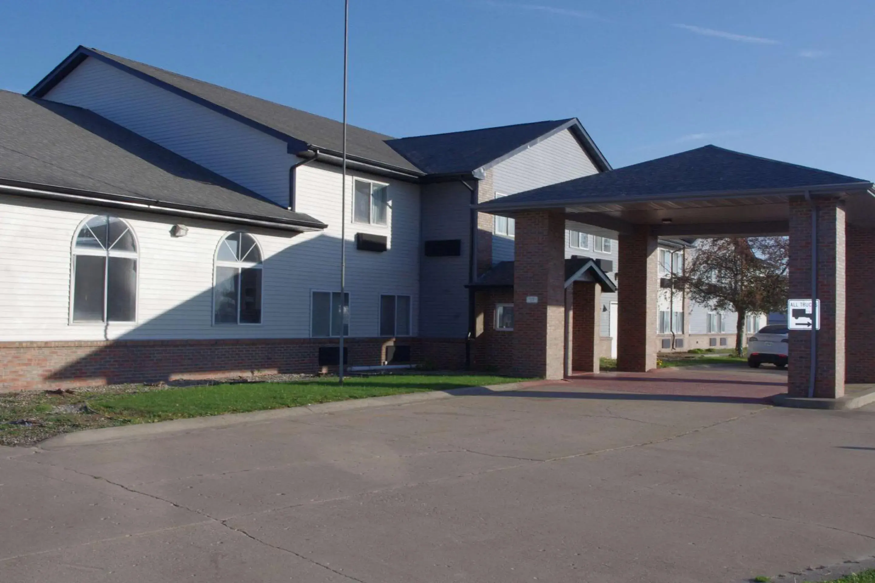 Property Building in Econo Lodge Property Building in Econo Lodge