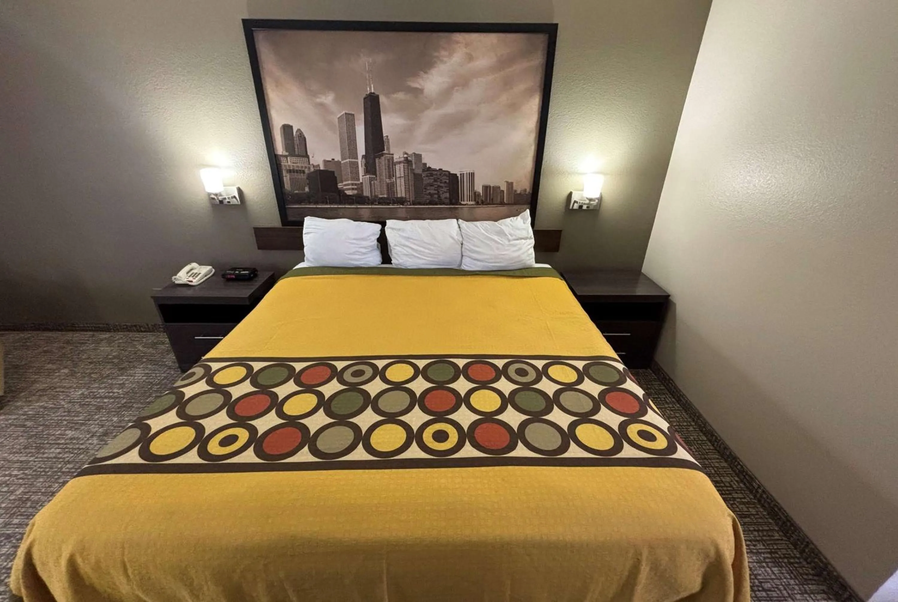 Photo of the whole room, Bed in Super 8 by Wyndham Marshall